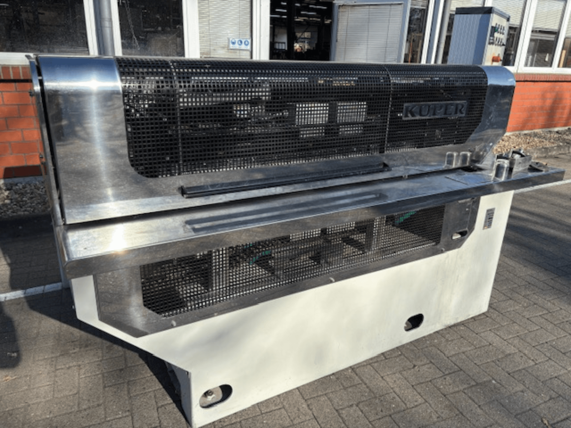 KUPER FLI faneros giljotina, vaizdas iš priekio, su nerūdijančiojo plieno korpusu ir apsauginiu tinkleliu saugiam darbui.