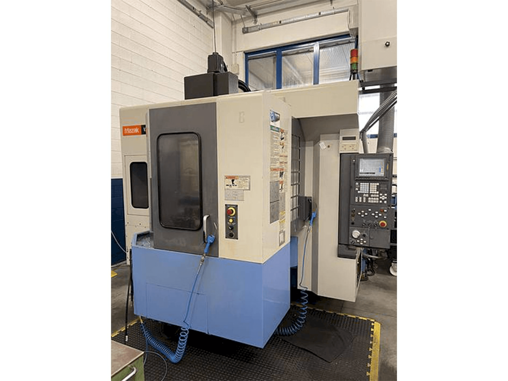 Mazak Variaxis 500-5X Mašinos vaizdas iš priekio