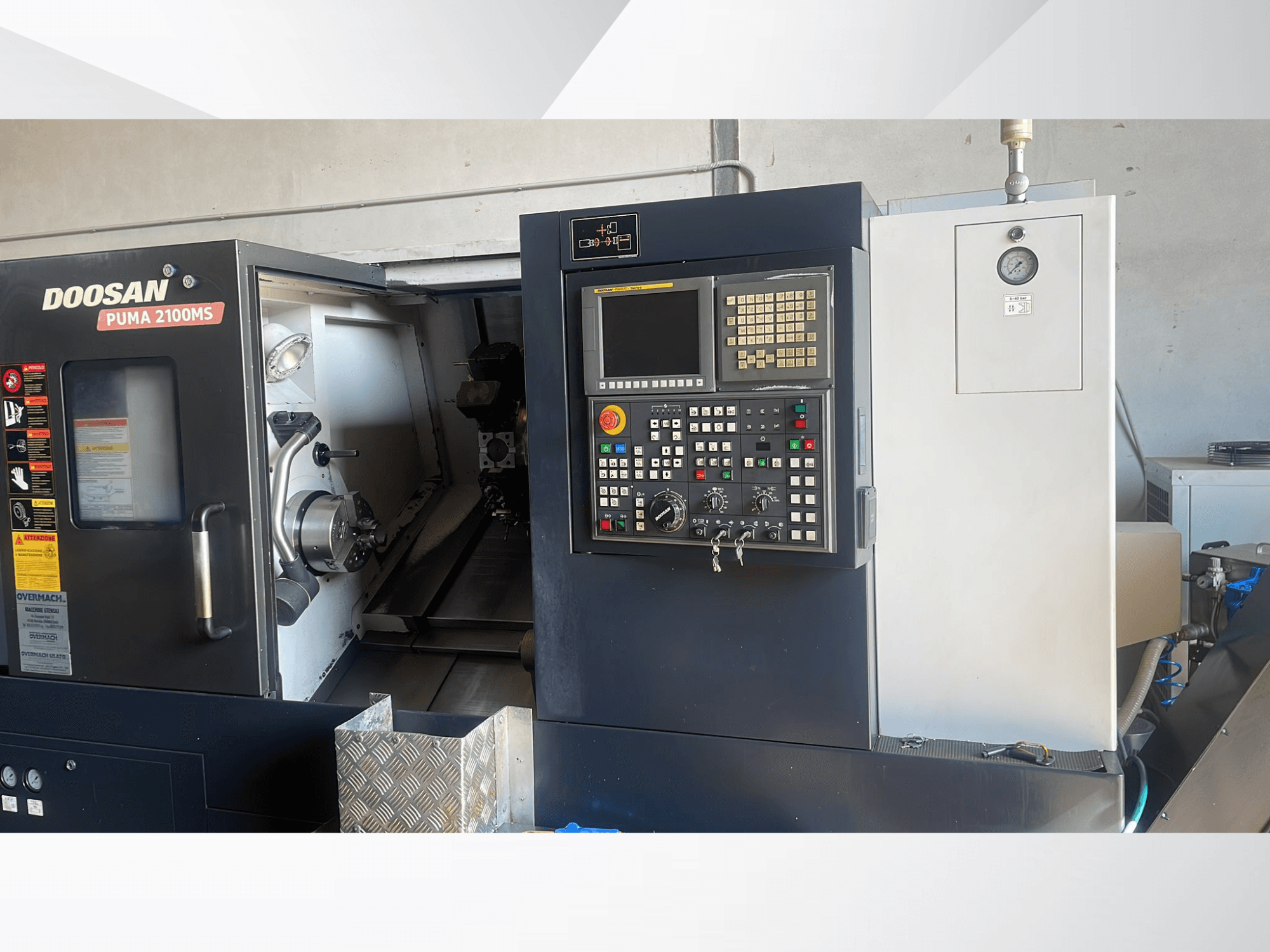 „DOOSAN PUMA 2100MS“ horizontalios tekinimo staklių vaizdas iš priekio, kuriame matomas valdymo pultas, suklis ir pjovimo įrankiai kameros viduje.