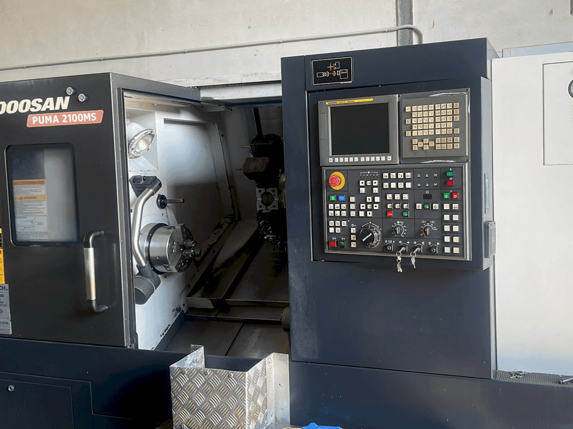 DOOSAN PUMA 2100MS Mašinos vaizdas iš priekio