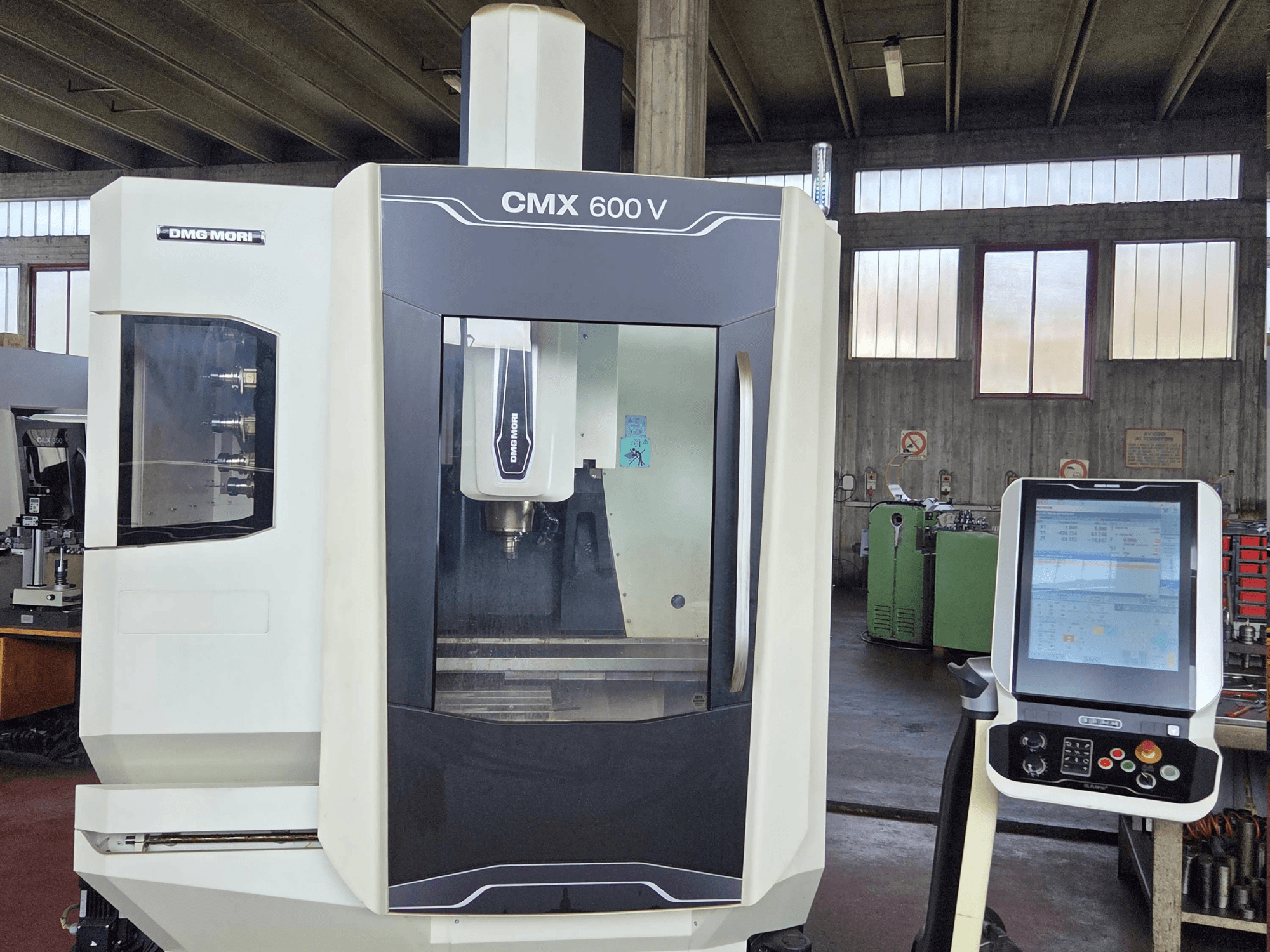 DMG MORI CMX 600V vertikalaus apdirbimo centro vaizdas iš priekio, kuriame matomas valdymo skydas ir suktuvo srities detalė.