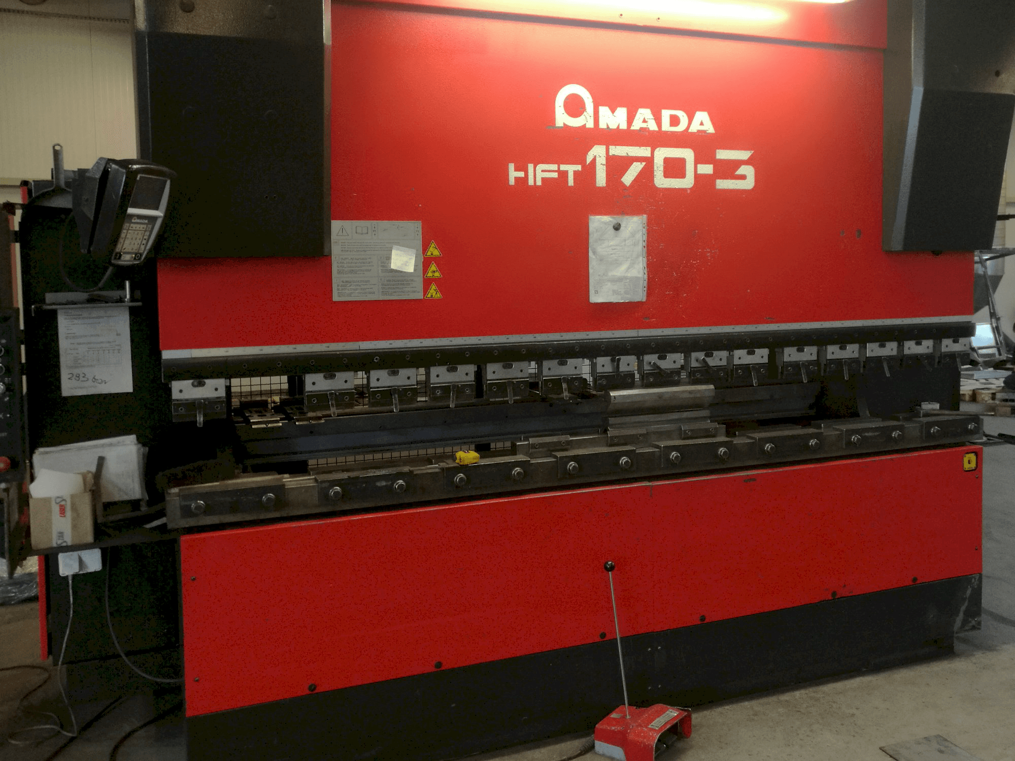 AMADA HFT 170-3 Mašinos vaizdas iš priekio