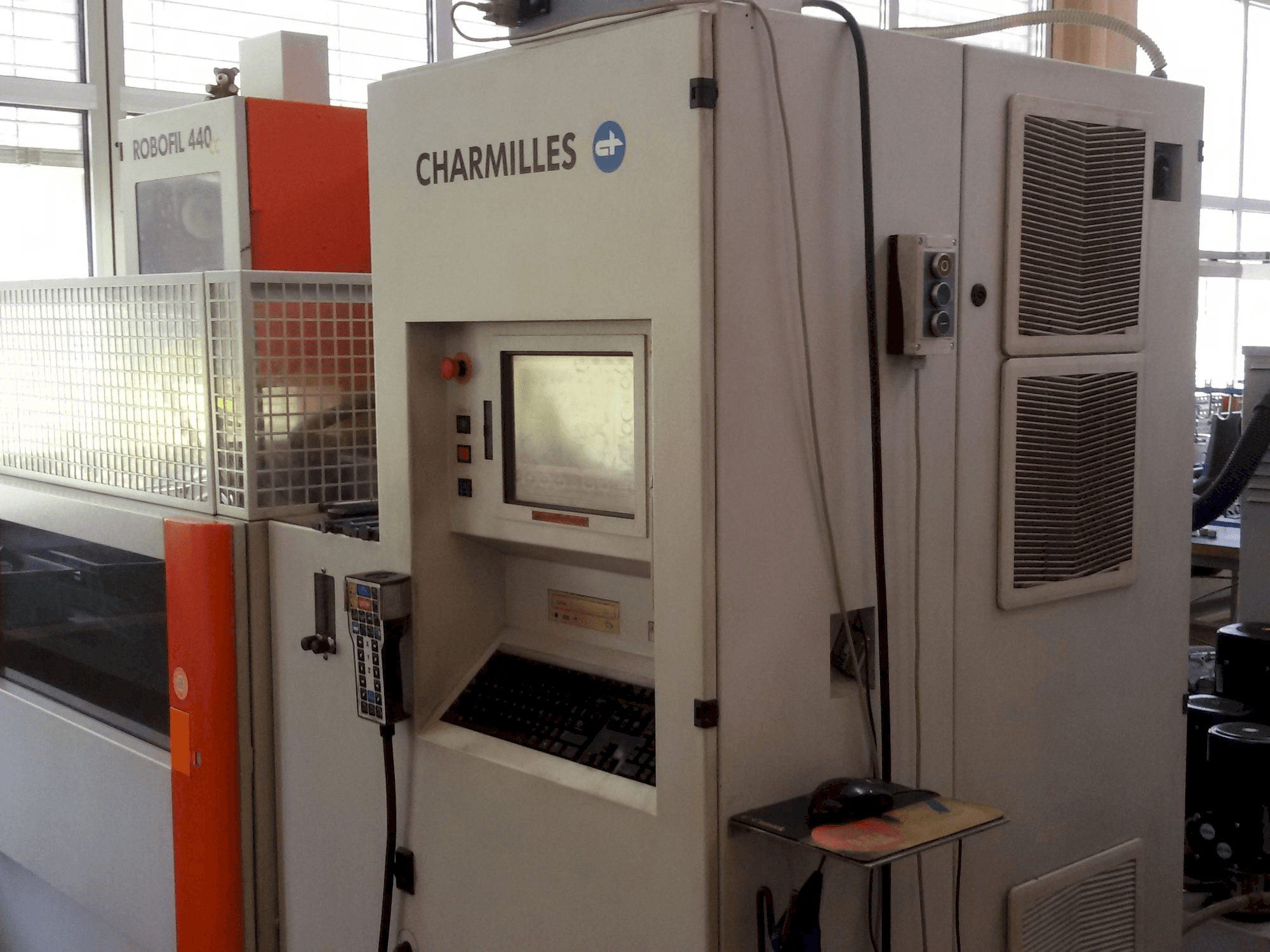 CHARMILLES Robofil 440CC Mašinos vaizdas iš priekio