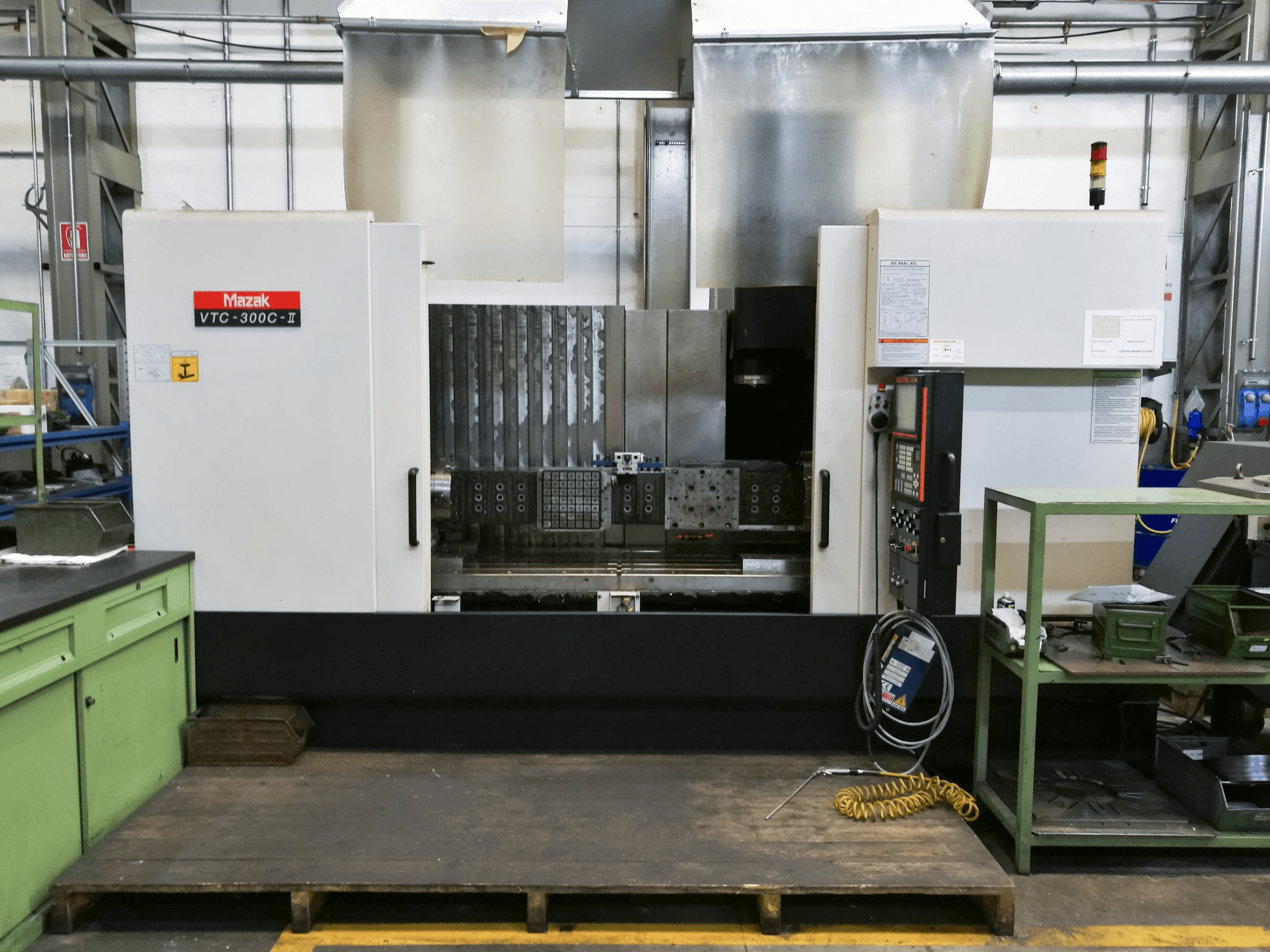 Mazak VTC-300C Mašinos vaizdas iš priekio