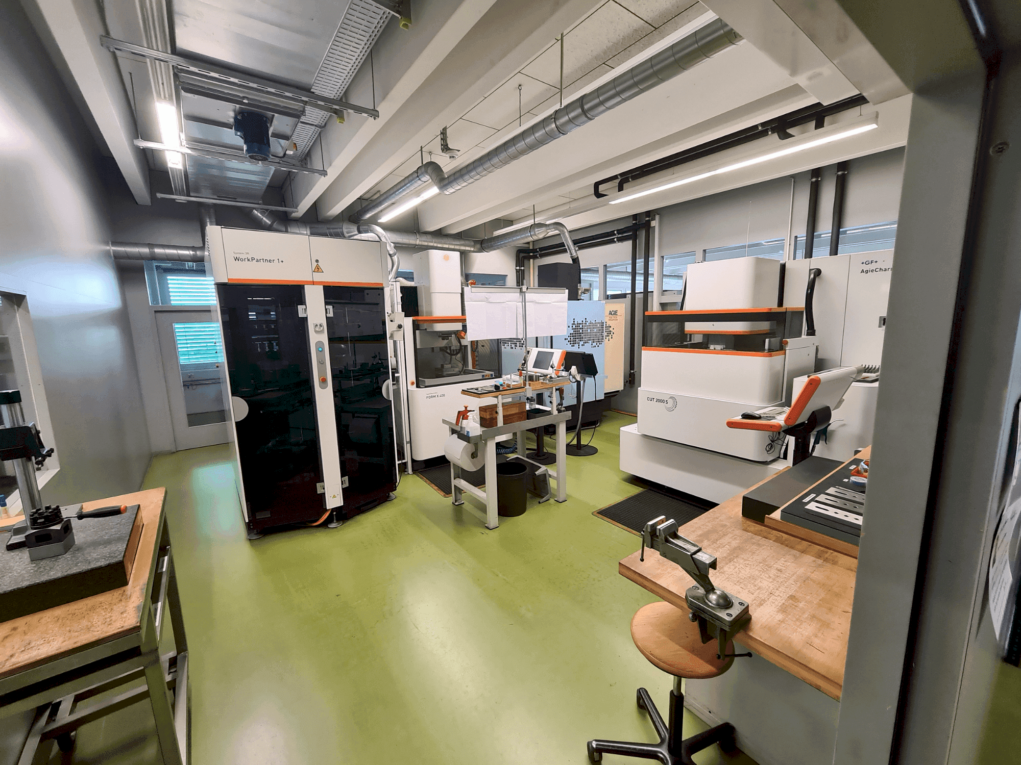 AGIE AGIETRON INNOVATION 2 Mašinos vaizdas iš priekio