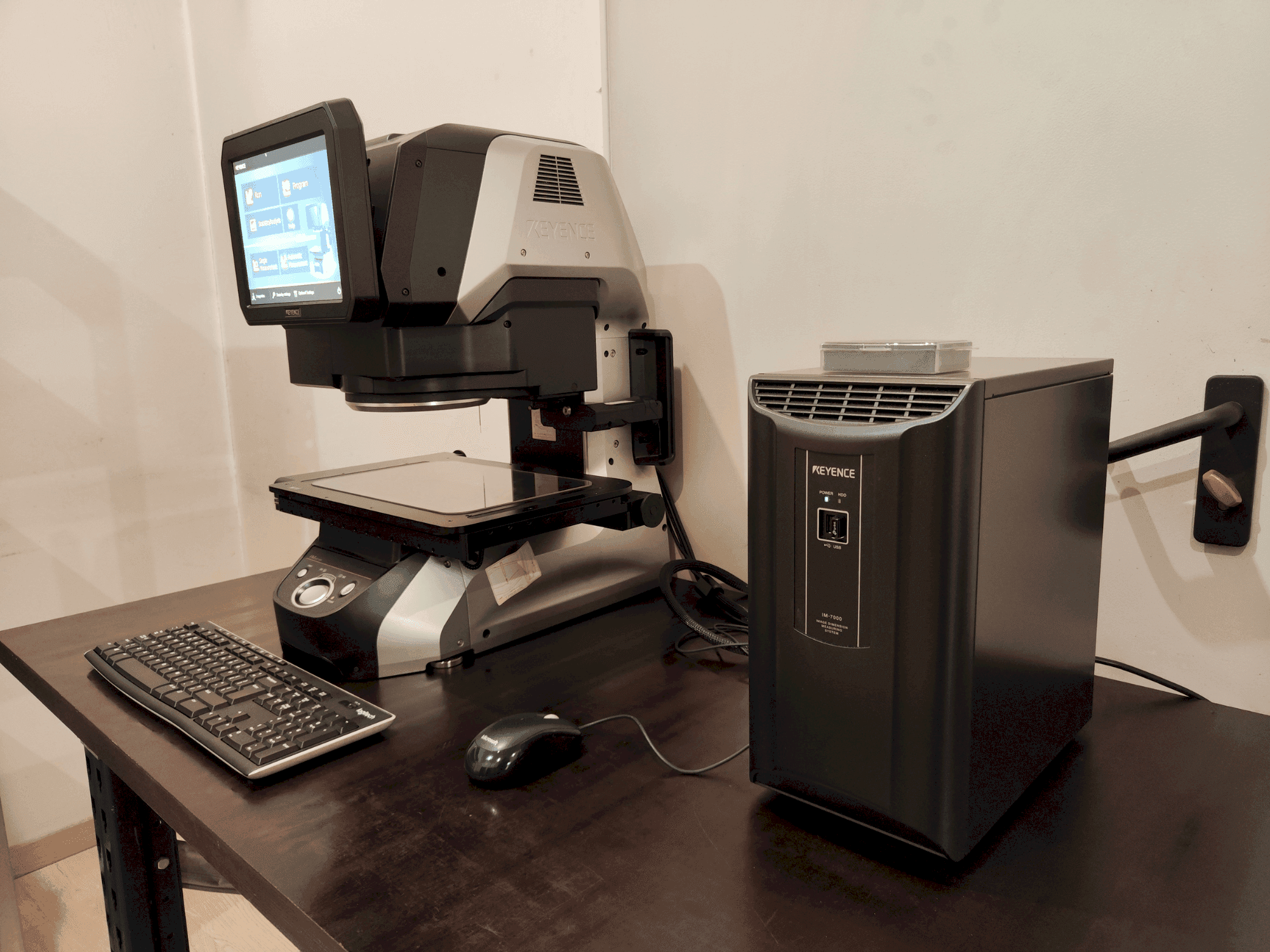 KEYENCE IM-7030T Mašinos vaizdas iš priekio