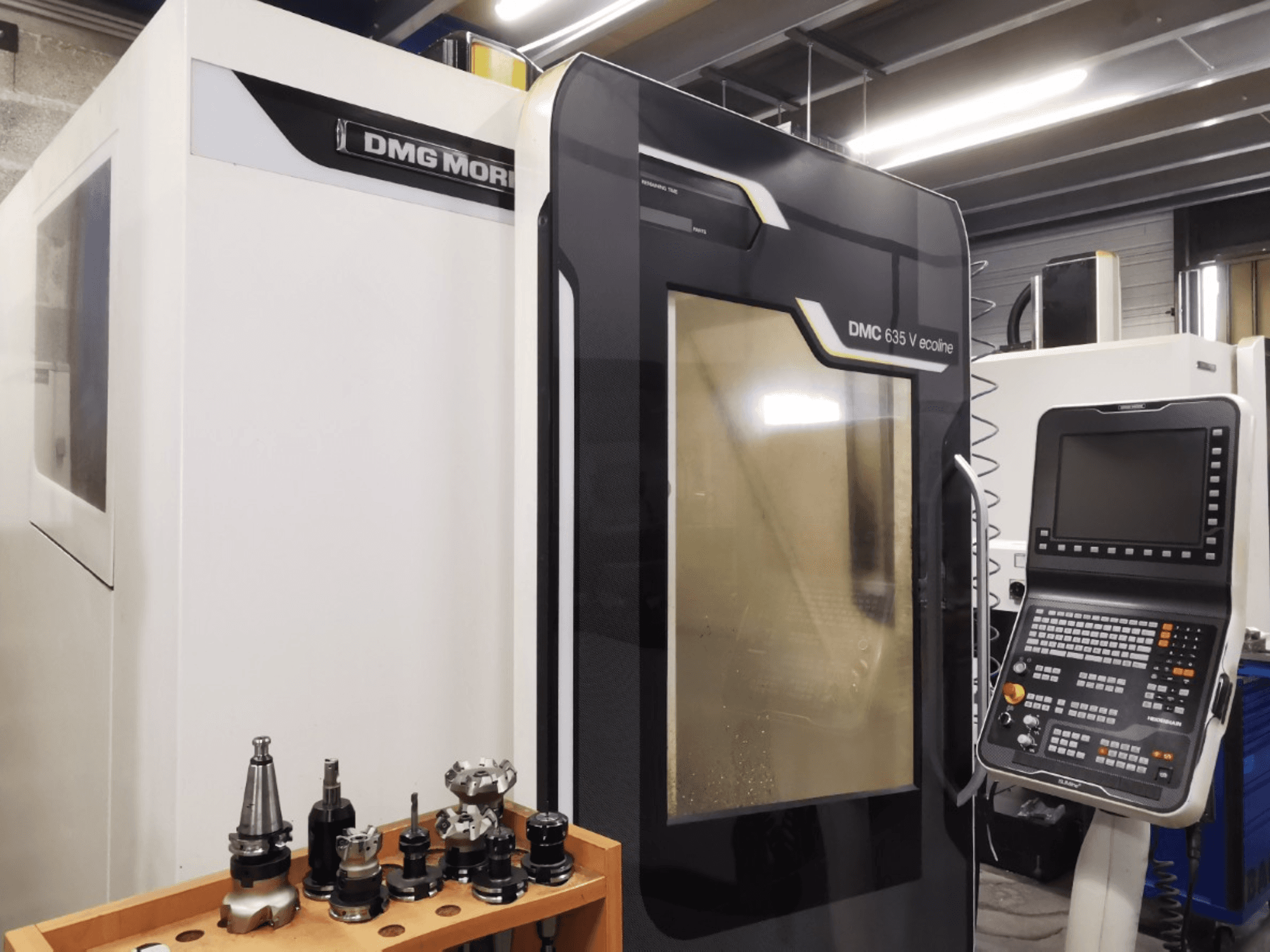 DMG MORI DMC 635 V „ecoline“ vertikaliojo apdirbimo centro vaizdas iš priekio, kuriame matomas valdymo pultas ir įrankių laikiklis.