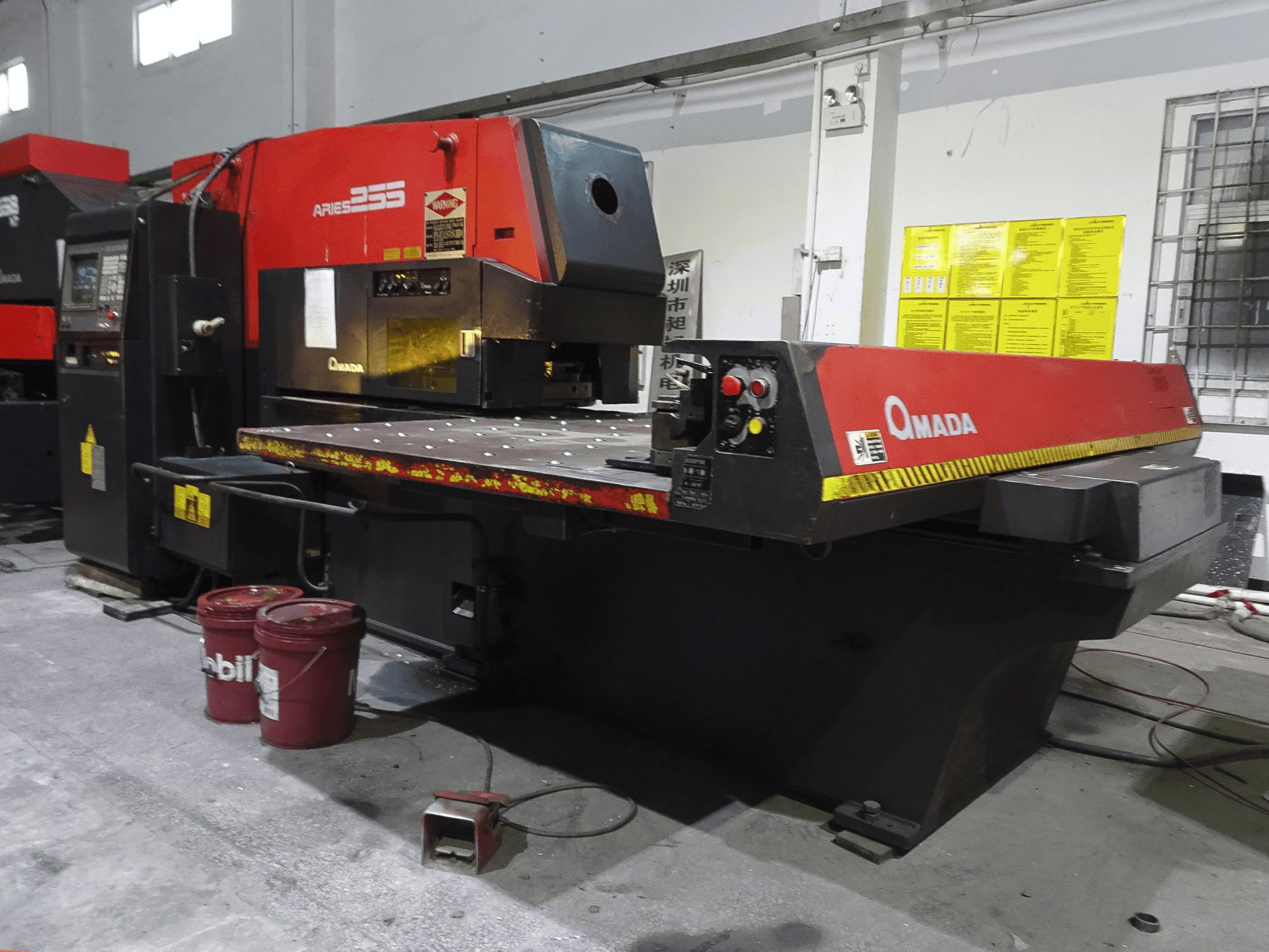 AMADA ARIES 255 Mašinos dešinės pusės vaizdas