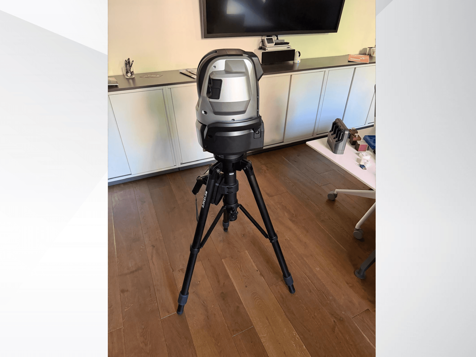„KEYENCE WM c3000“ koordinatinė matavimo mašina, matoma iš priekio, sumontuota ant trikojo stovo, pasižyminti elegantišku dizainu ir valdymo sąsaja.