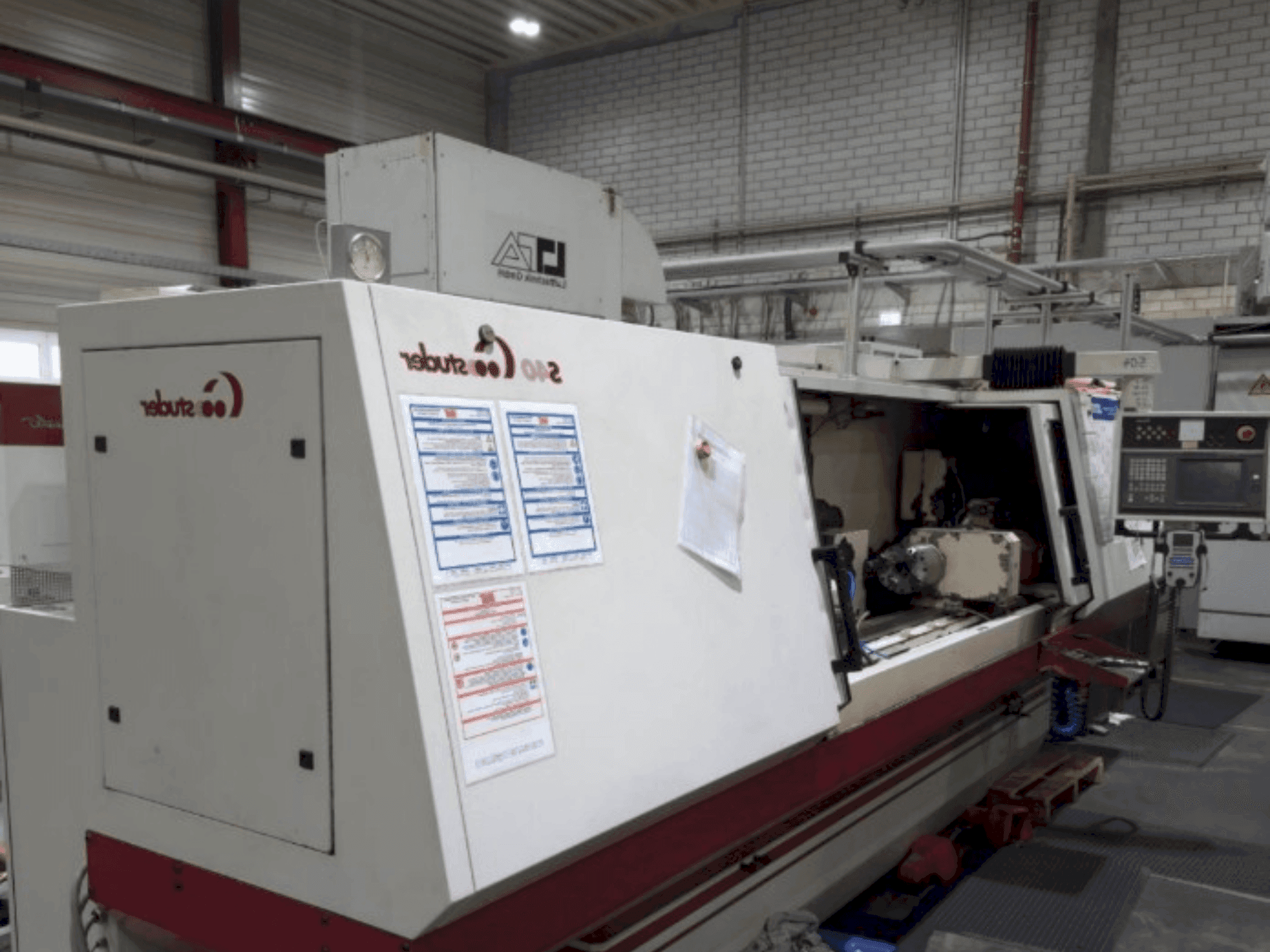 STUDER S40 CNC (2001) Mašinos vaizdas iš priekio