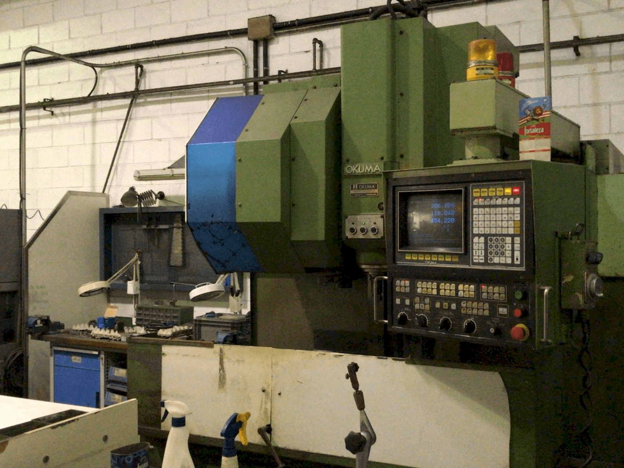 Okuma MC-4VA Mašinos dešinės pusės vaizdas