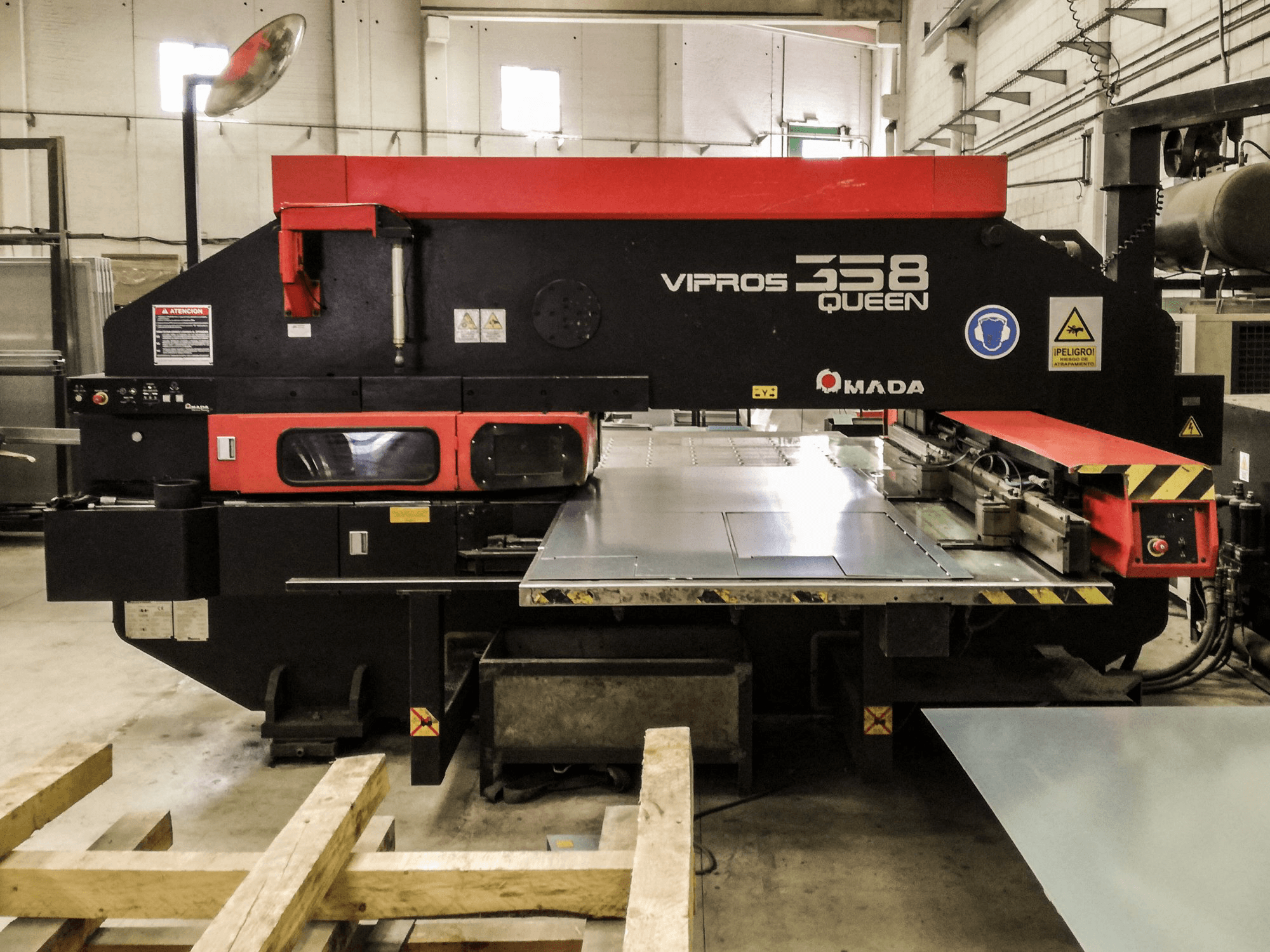 AMADA Vipros 358 QUEEN Mašinos vaizdas iš priekio