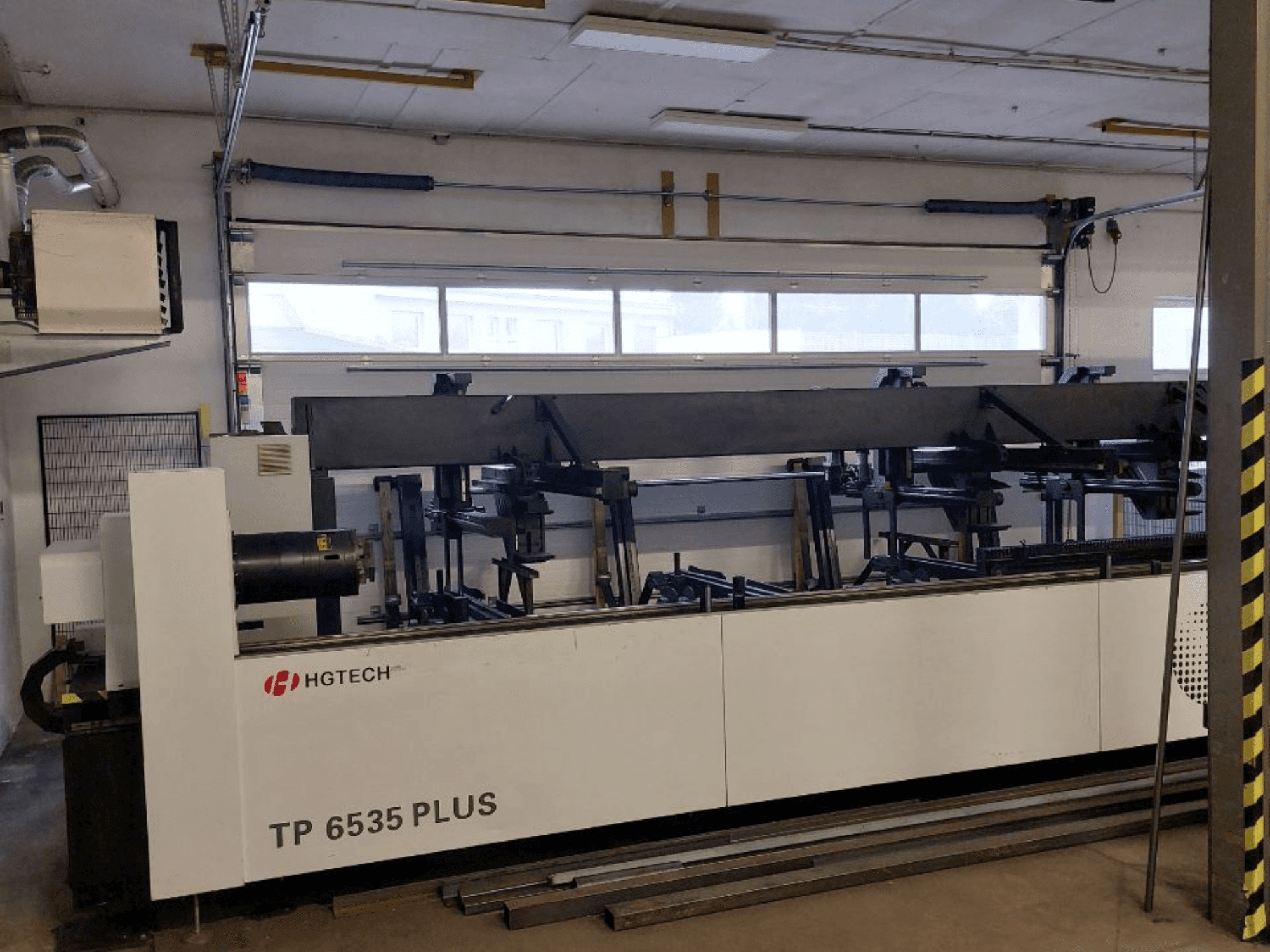 HGTECH TP 6535 PLUS, didelių pramoninių staklių su keliomis rankomis, skirtų tiksliam gamybai, vaizdas iš priekio, įrengtas dirbtuvėse.