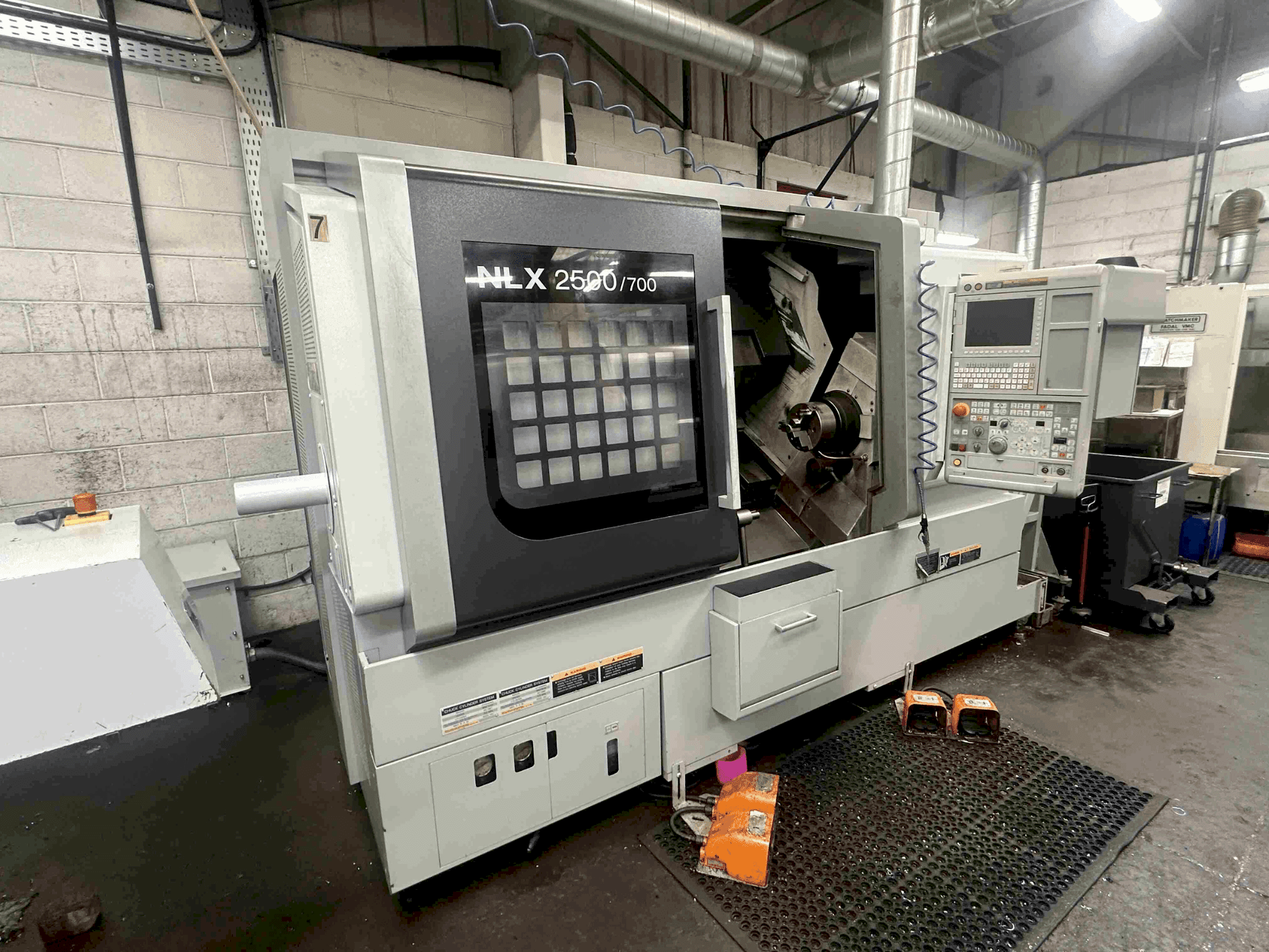 DMG MORI NLX2500SY/700 Mašinos vaizdas iš kairės pusės