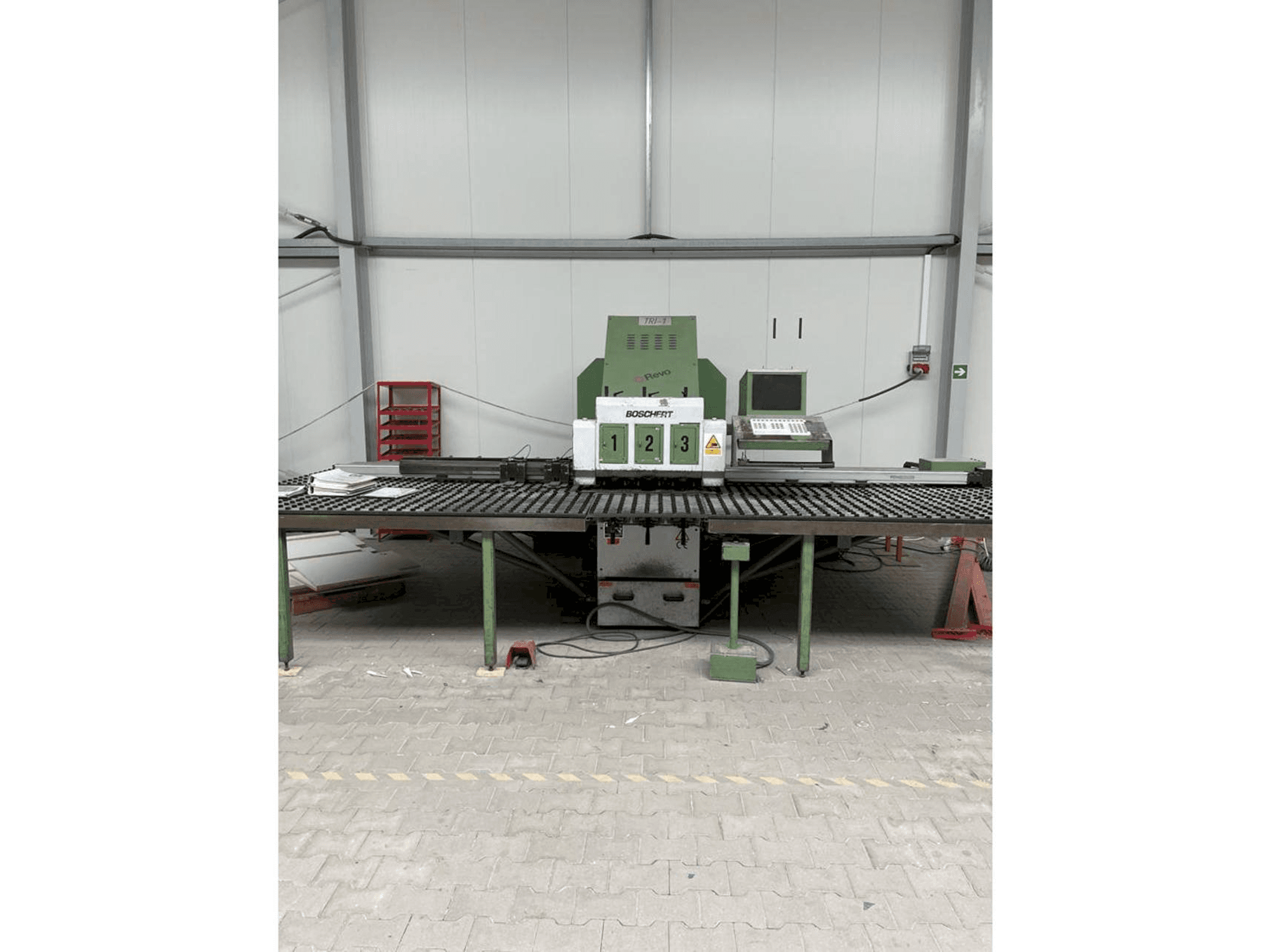 BOSCHERT TRI 1250 CNC Z Mašinos vaizdas iš priekio