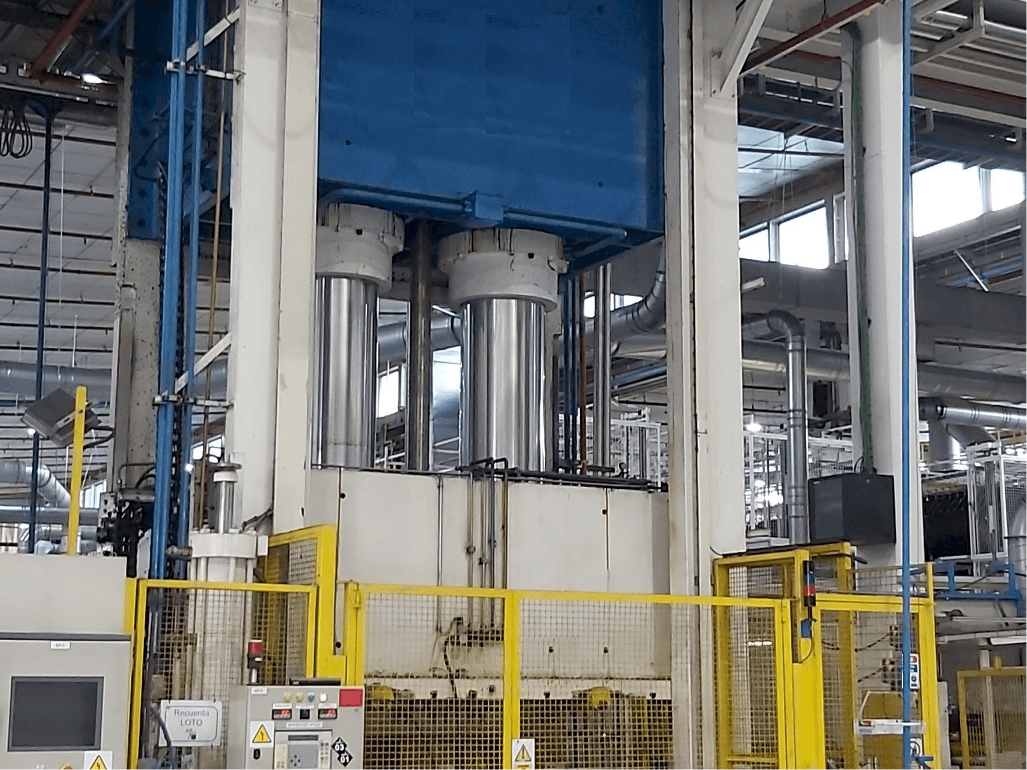 Pinette 1500 Ton Mašinos vaizdas iš priekio