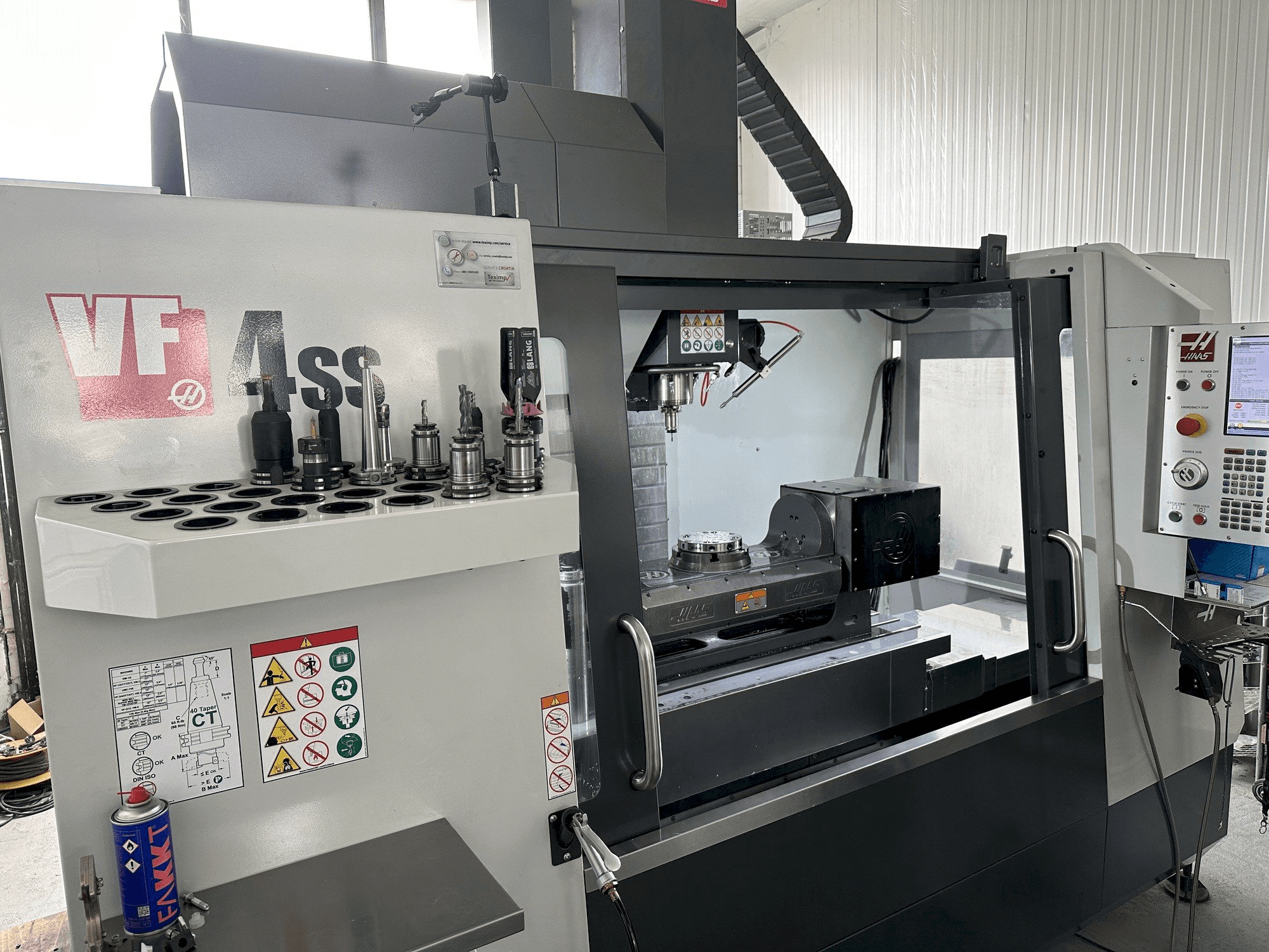 HAAS VF-4SS Mašinos kairės pusės vaizdas