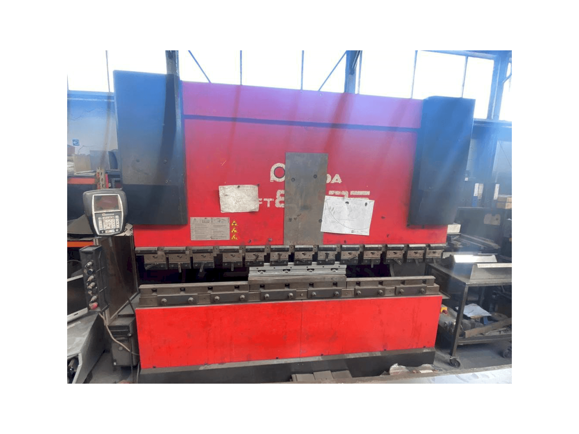 AMADA HFT 80 25 Mašinos vaizdas iš priekio