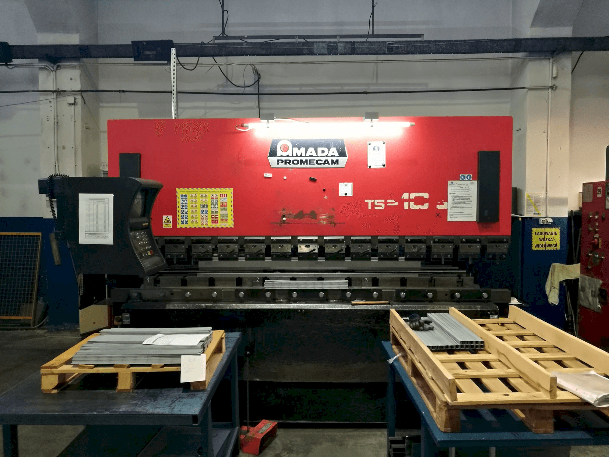 AMADA ITS2 Mašinos vaizdas iš priekio