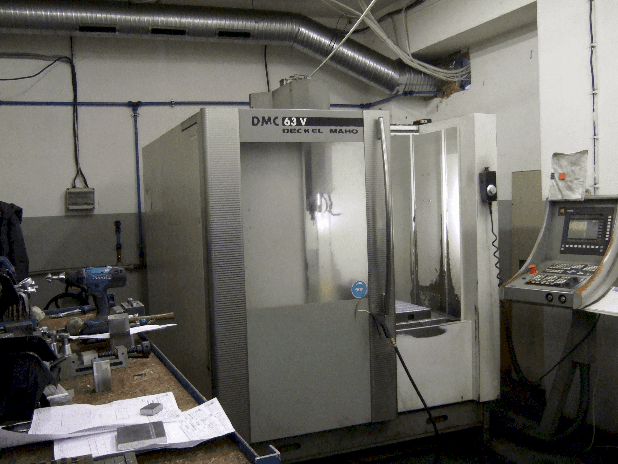 DECKEL MAHO DMC 63V Mašinos vaizdas iš priekio