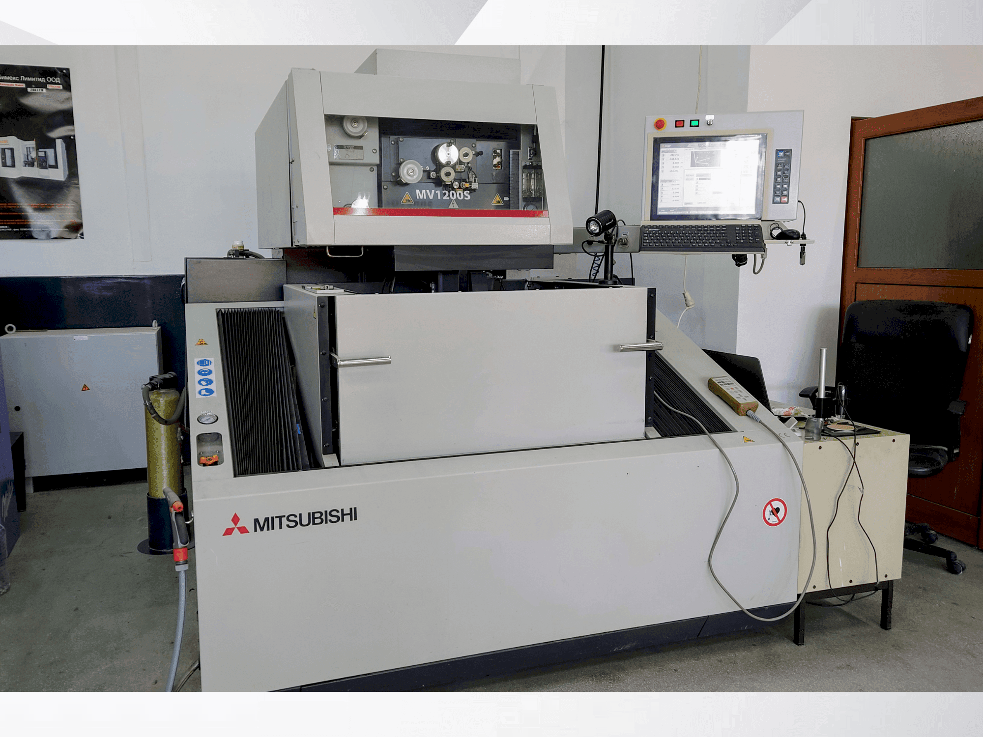 Mitsubishi MV1200S Mašinos vaizdas iš priekio