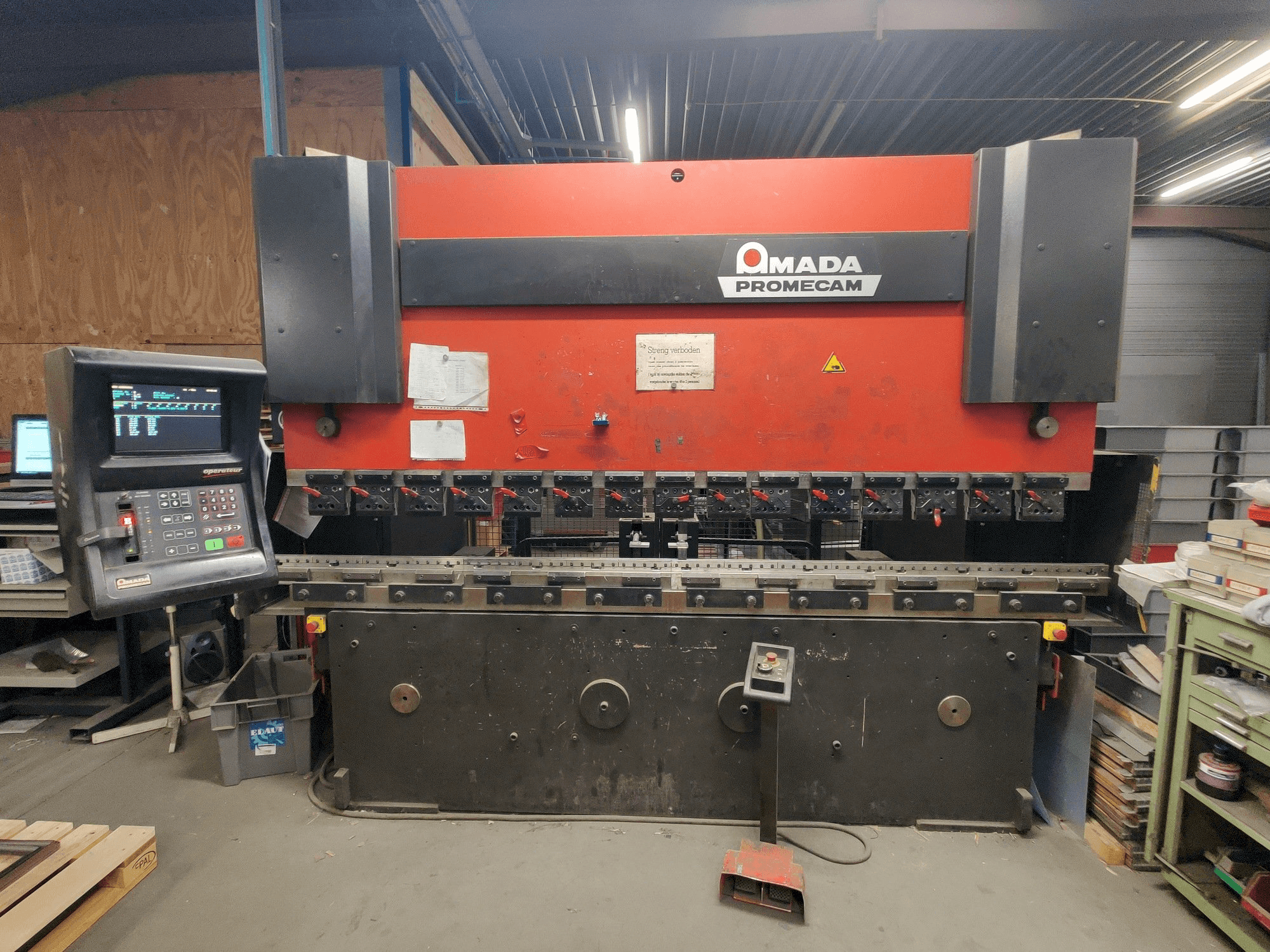 AMADA HFBO 125 30 Mašinos vaizdas iš priekio