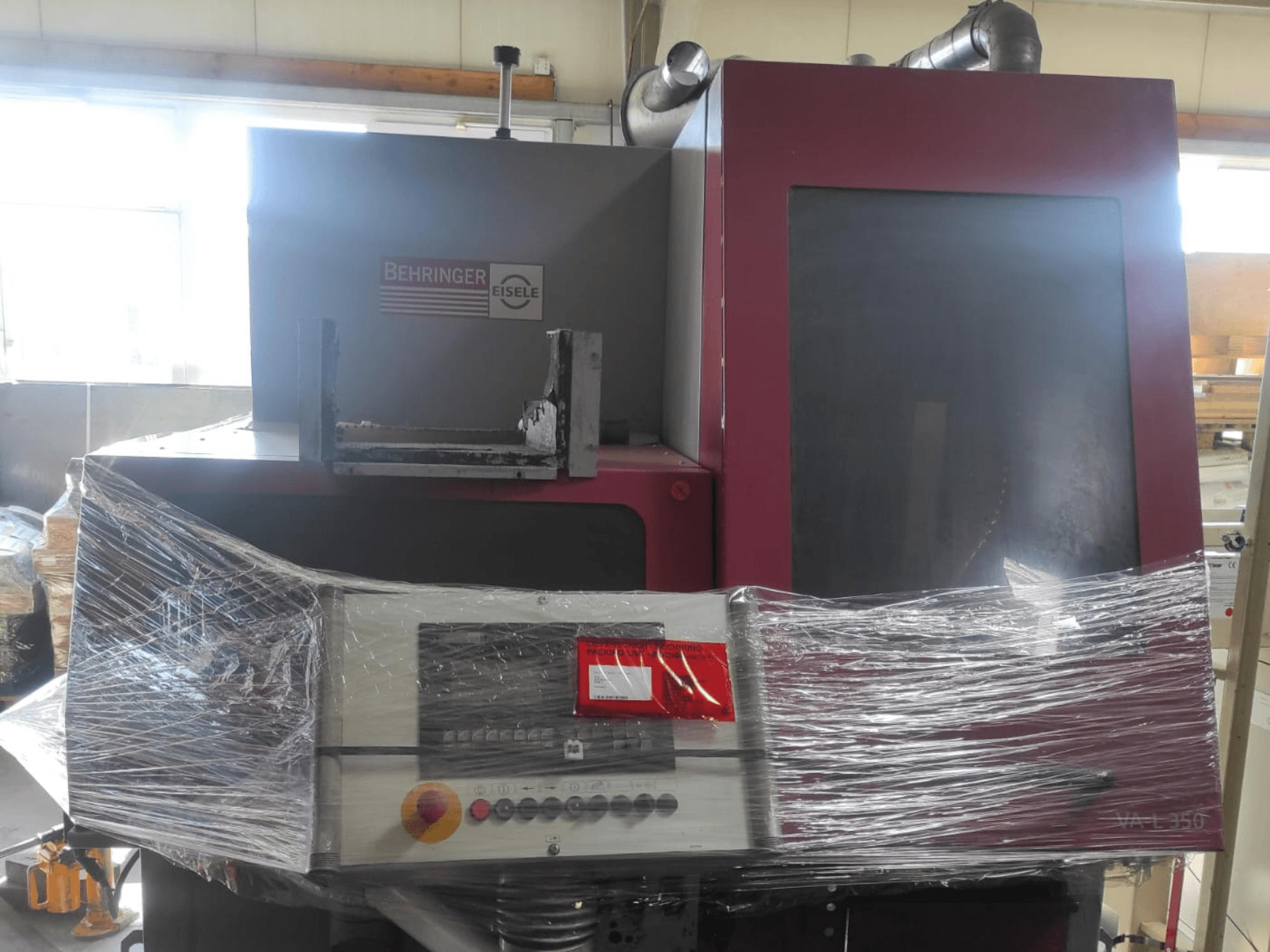 "Behringer Eisele VA L 560" aparatas, vaizdas iš priekio, apvyniotas plastiku, matomas valdymo skydelis ir mygtukai.