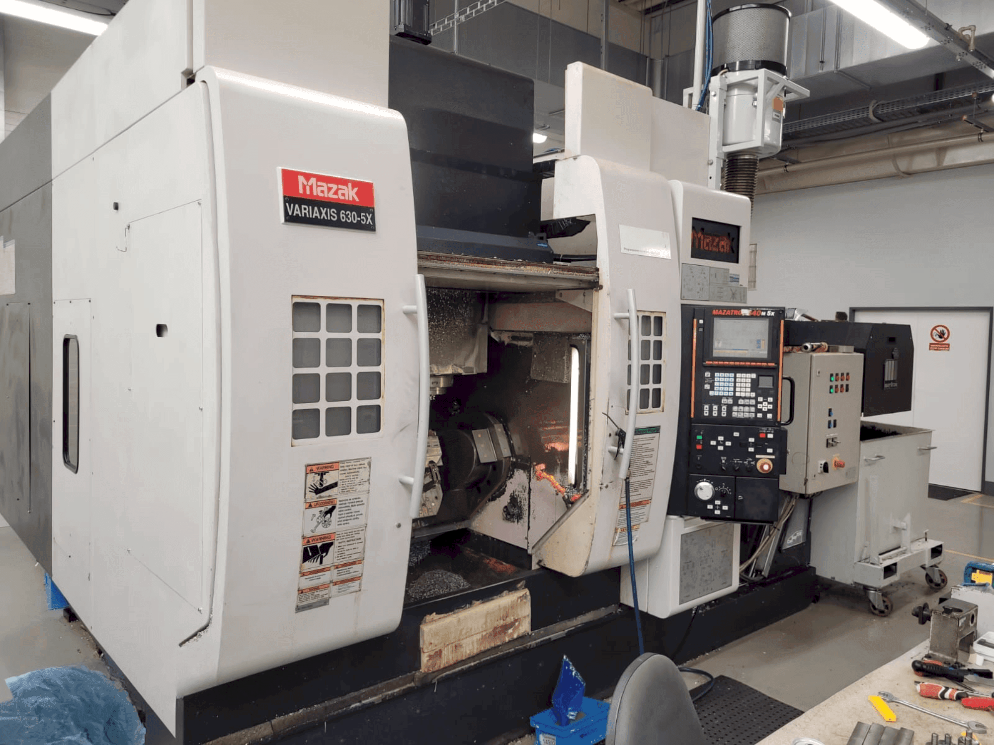 Mazak Variaxis 630-5X Mašinos vaizdas iš priekio