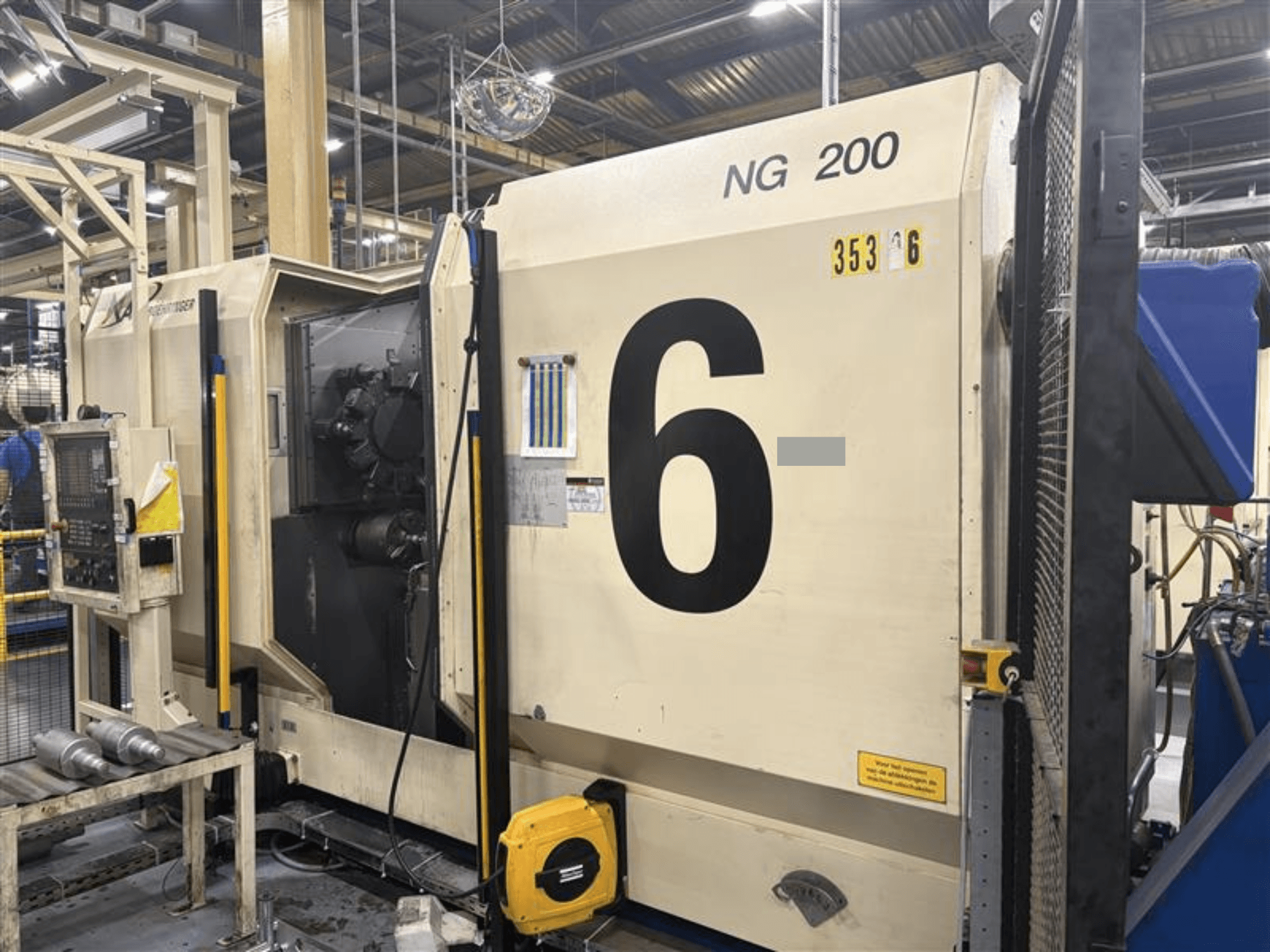 Horizontaliųjų tekinimo staklių BOEHRINGER NG-200 vaizdas iš priekio, matomi dideli skaičiai ir valdymo skydelis gamykloje.