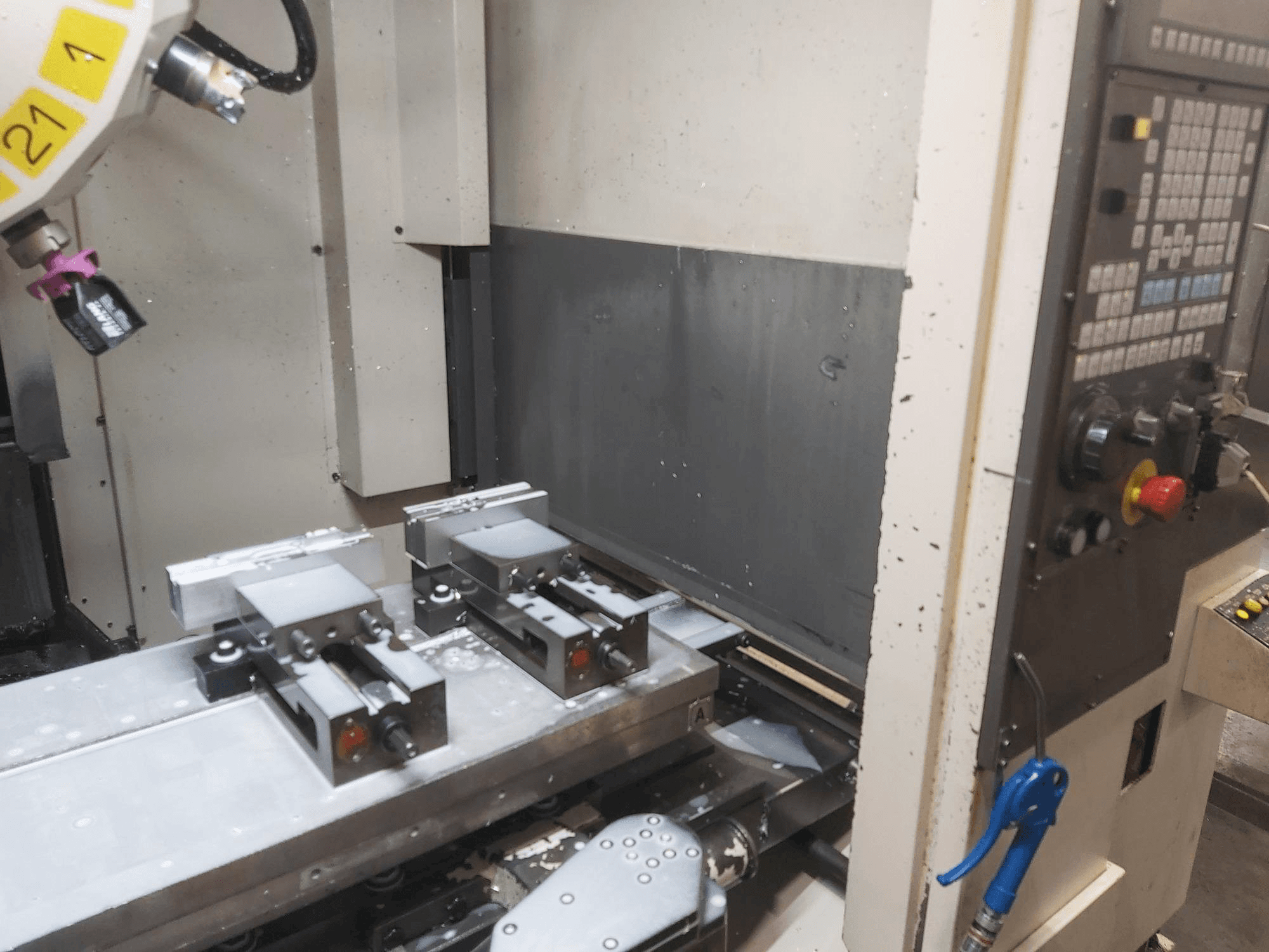 FANUC Robodrill Alpha T21iE Mašinos vaizdas iš priekio