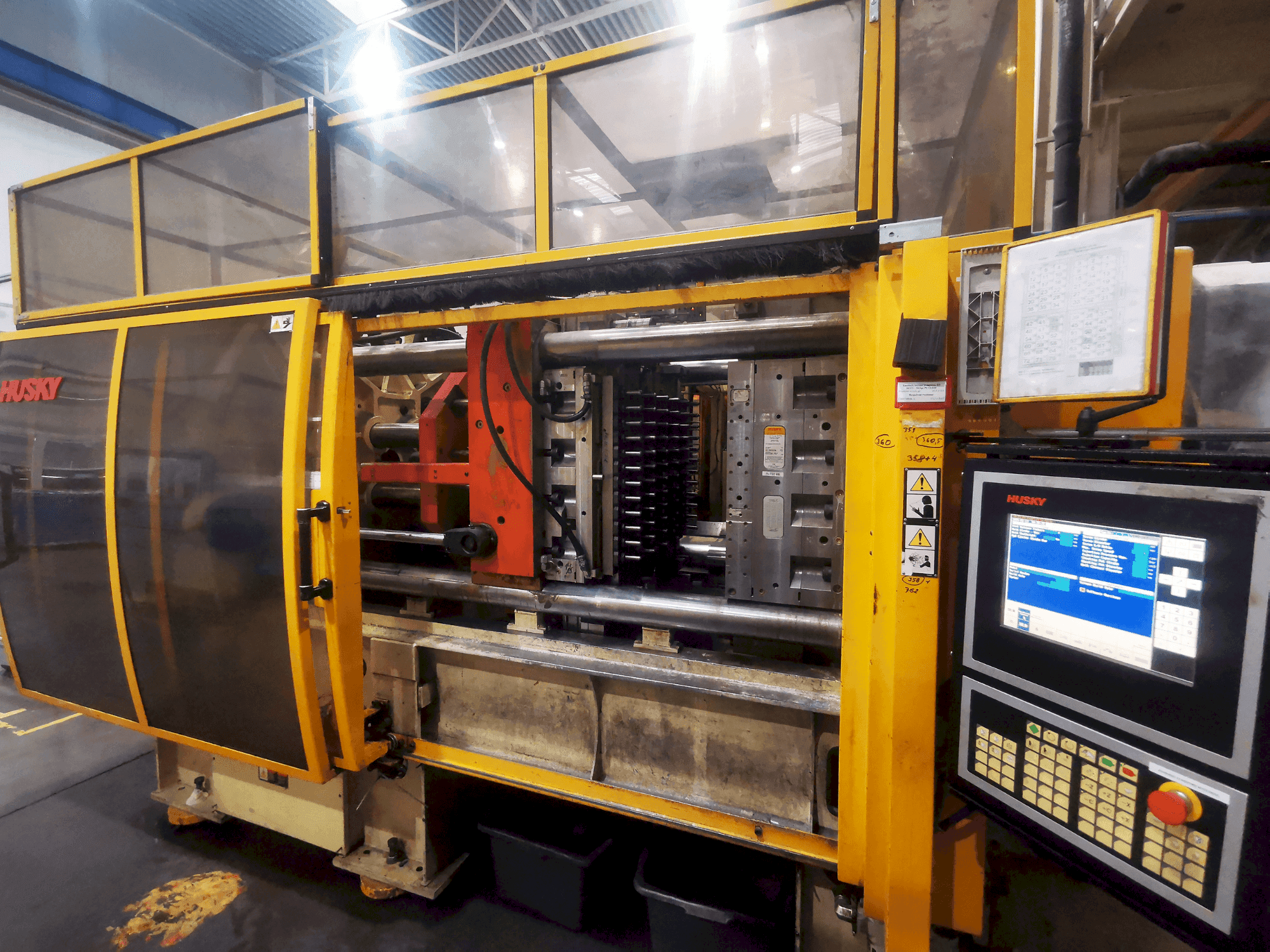 Husky GL 300PET P100/110 E12O Mašinos vaizdas iš priekio