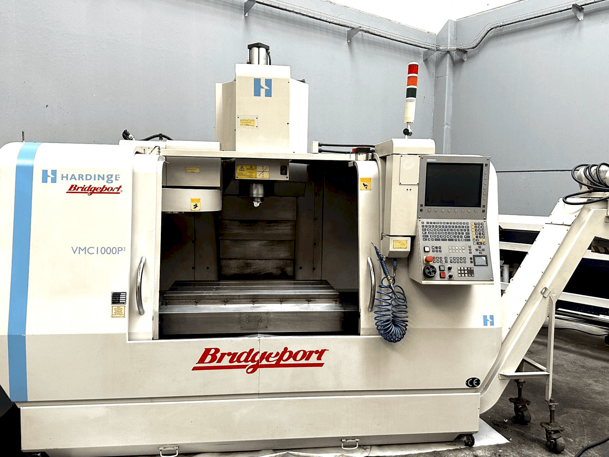Bridgeport VMC 1000 P3 (2005) Mašinos vaizdas iš priekio