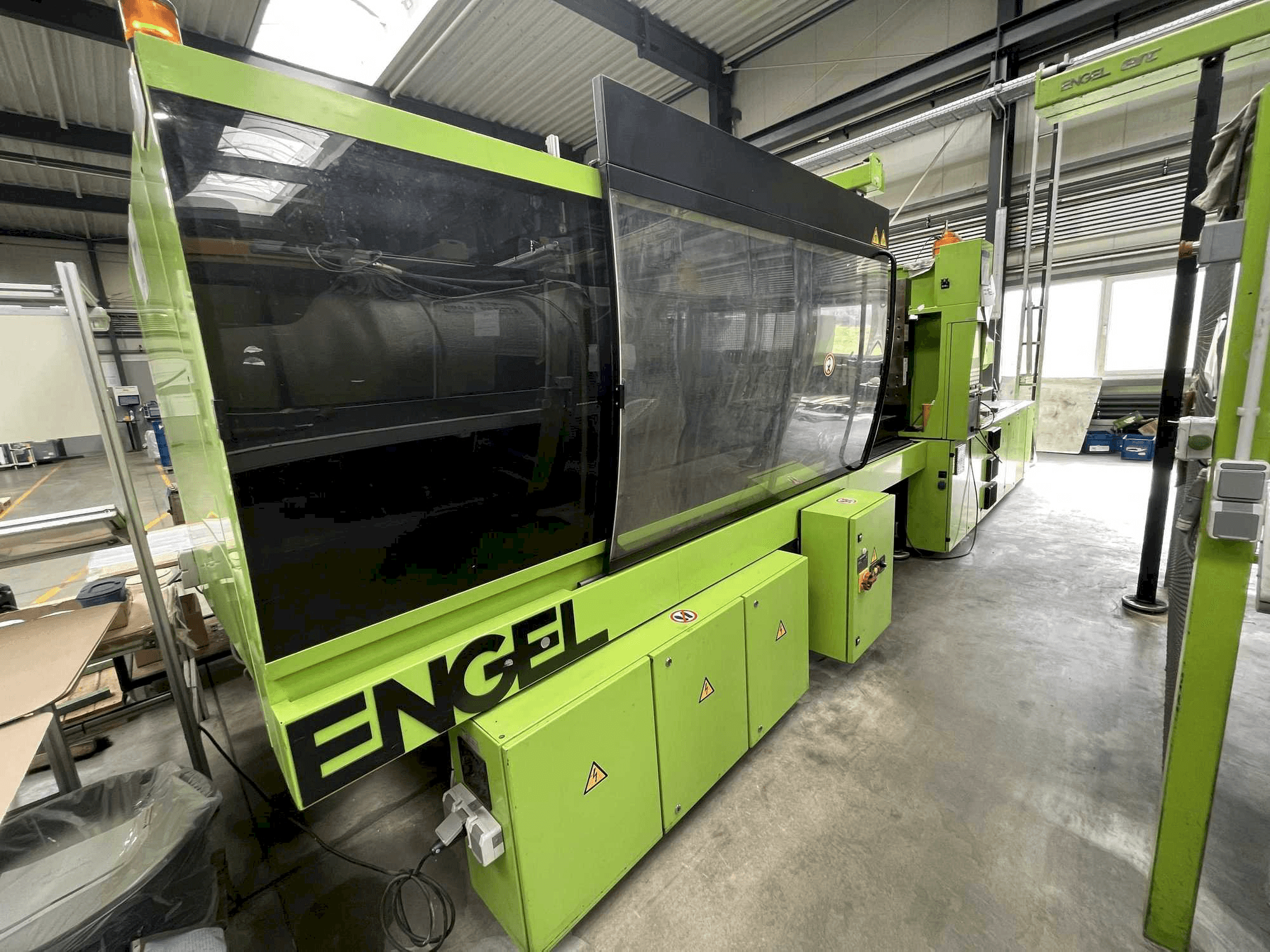 Engel VIC 2550/400 TECH Mašinos vaizdas iš priekio