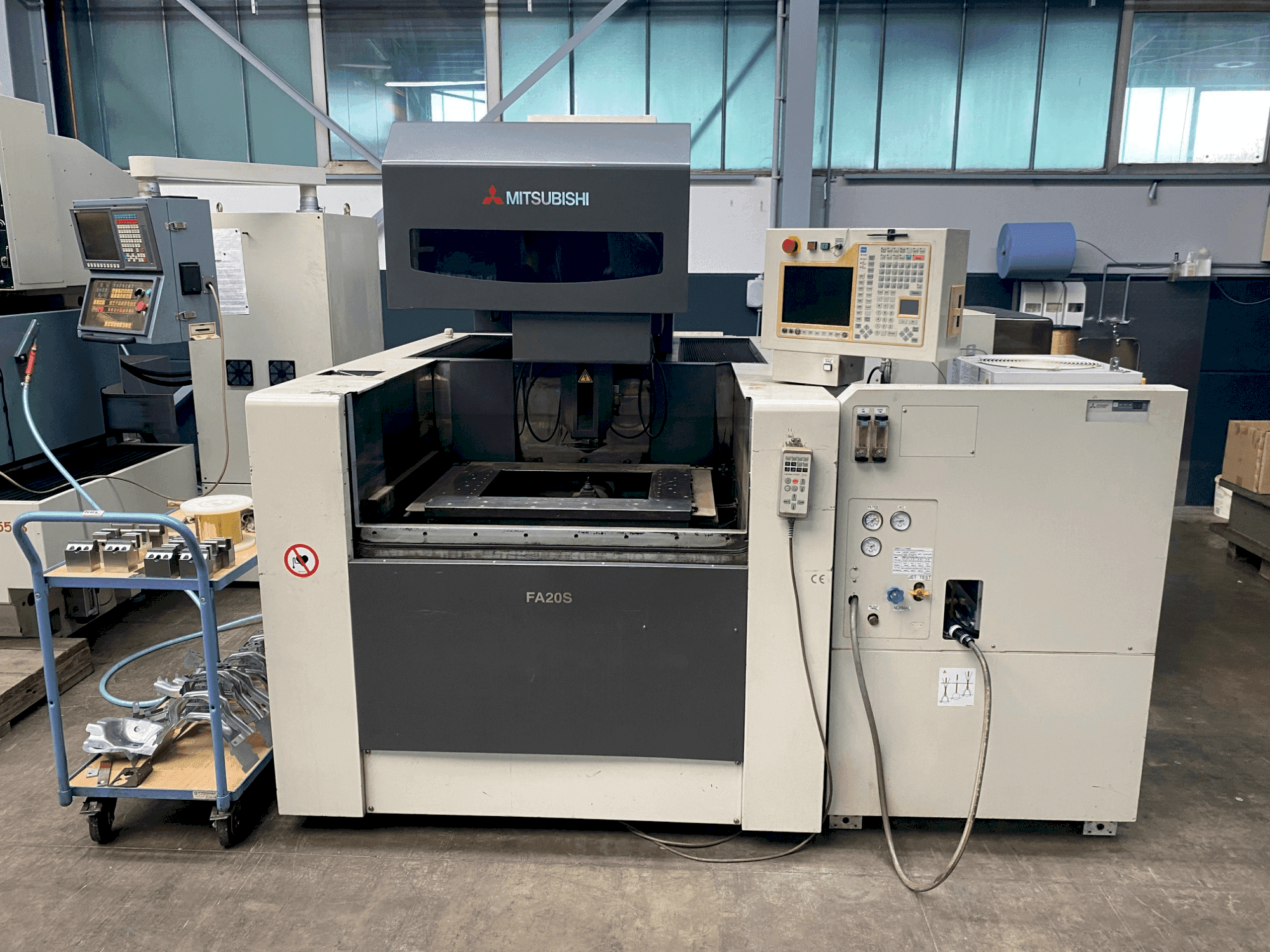 Mitsubishi FA 20 SM Mašinos vaizdas iš priekio