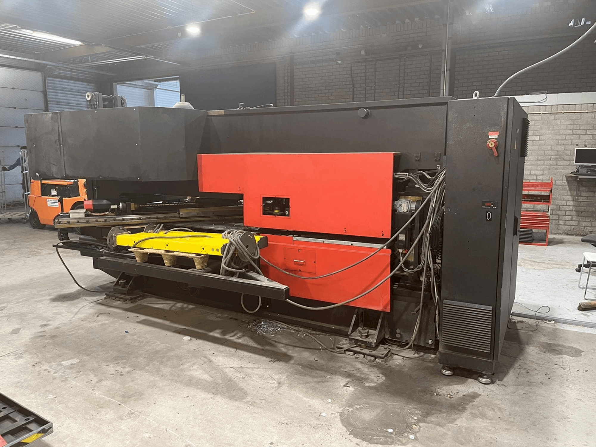 AMADA Arcade 212 Mašinos vaizdas iš priekio