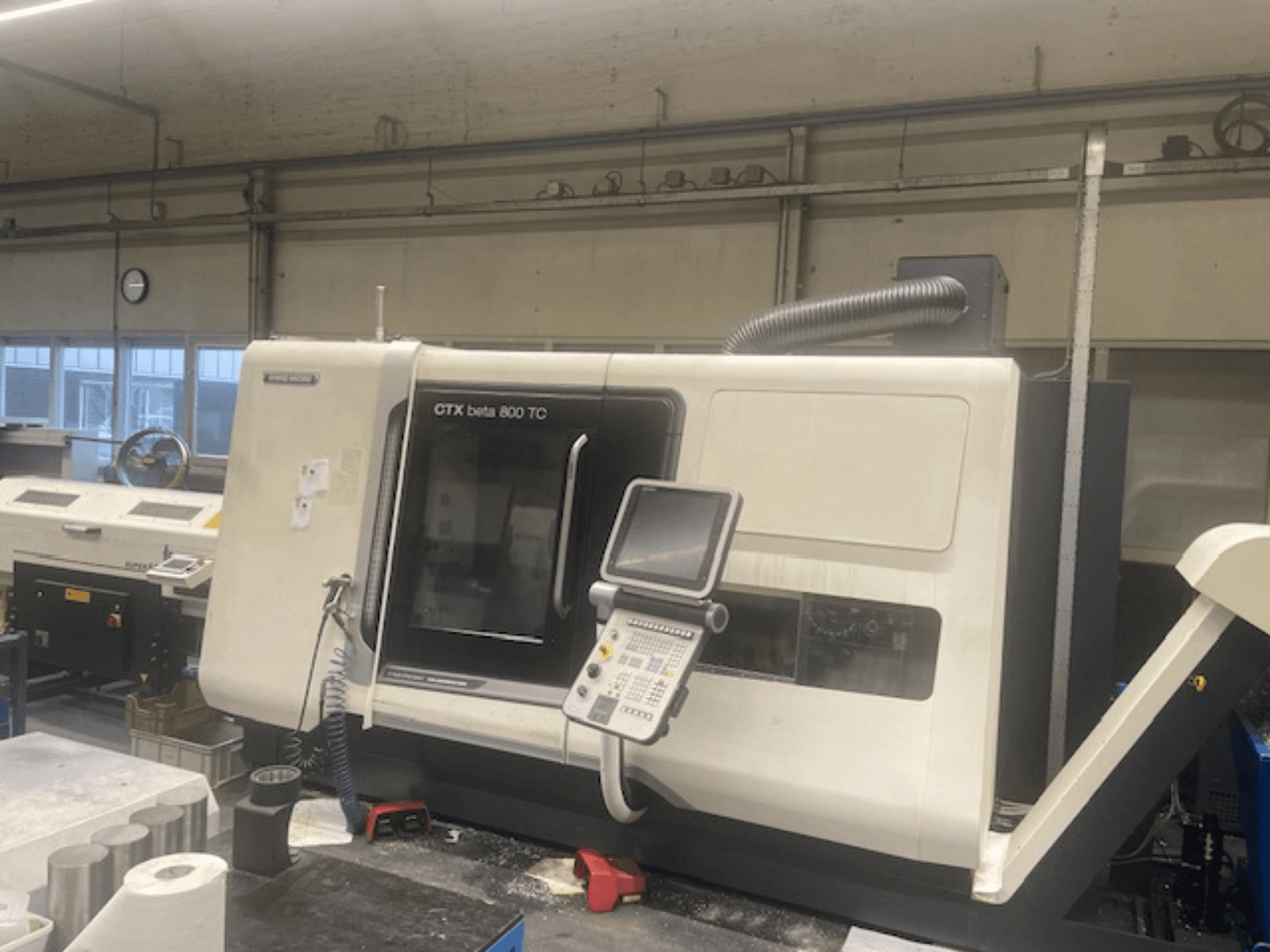 CTX beta 800 TC staklės dirbtuvėse; iš priekio matomas valdymo skydelis ir dulkių nusiurbimo sistema.