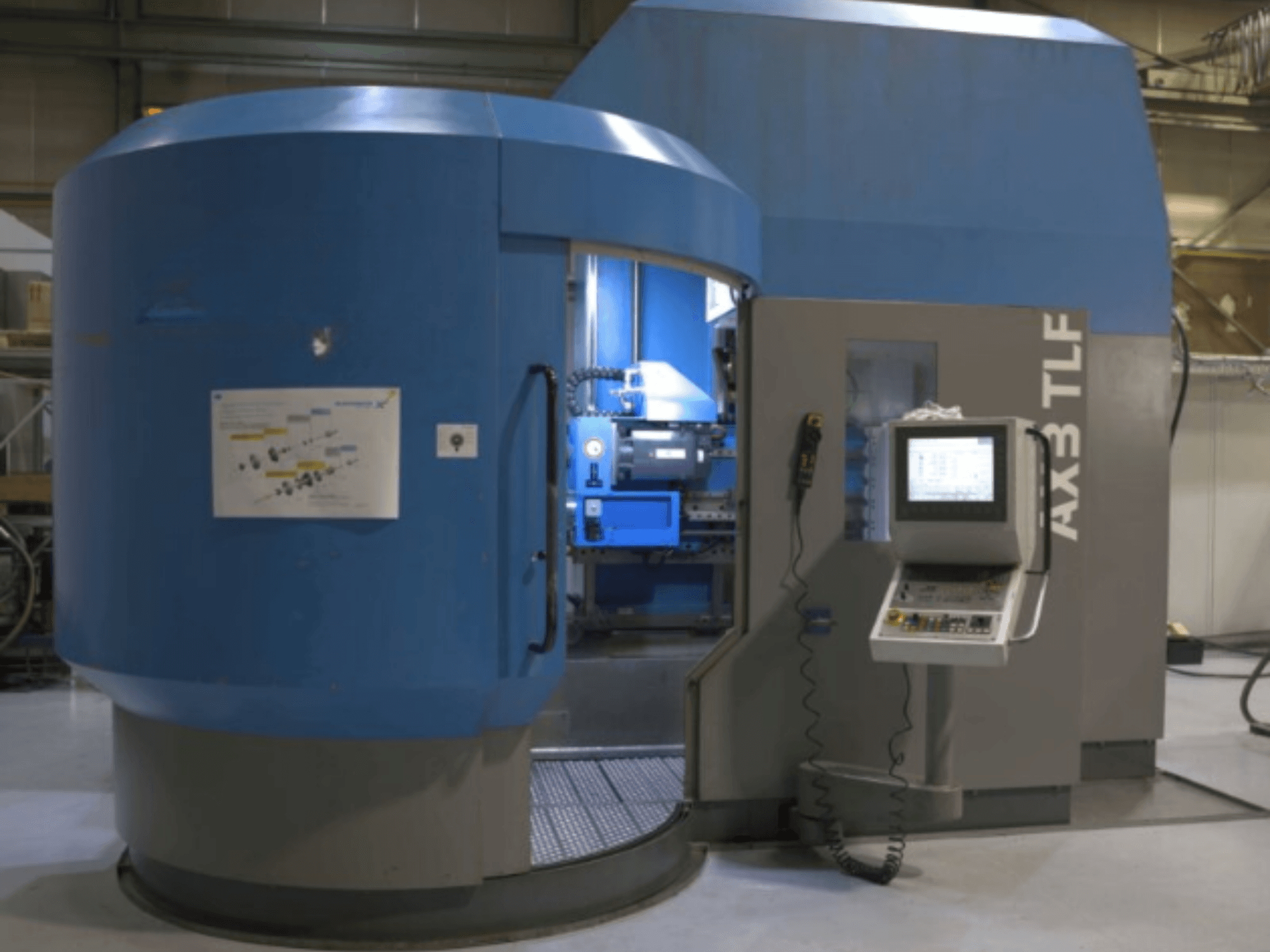 IXION Auerbach IA2 TLF-1200.4 gręžimo staklės iš priekio; valdymo skydelis ir mėlynas korpusas.