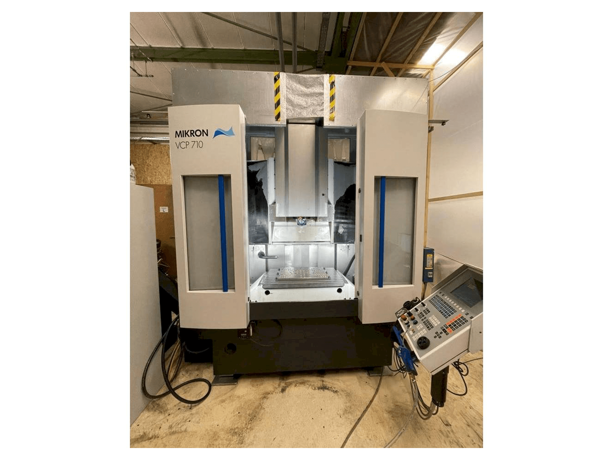 MIKRON VCP 710 Mašinos vaizdas iš priekio