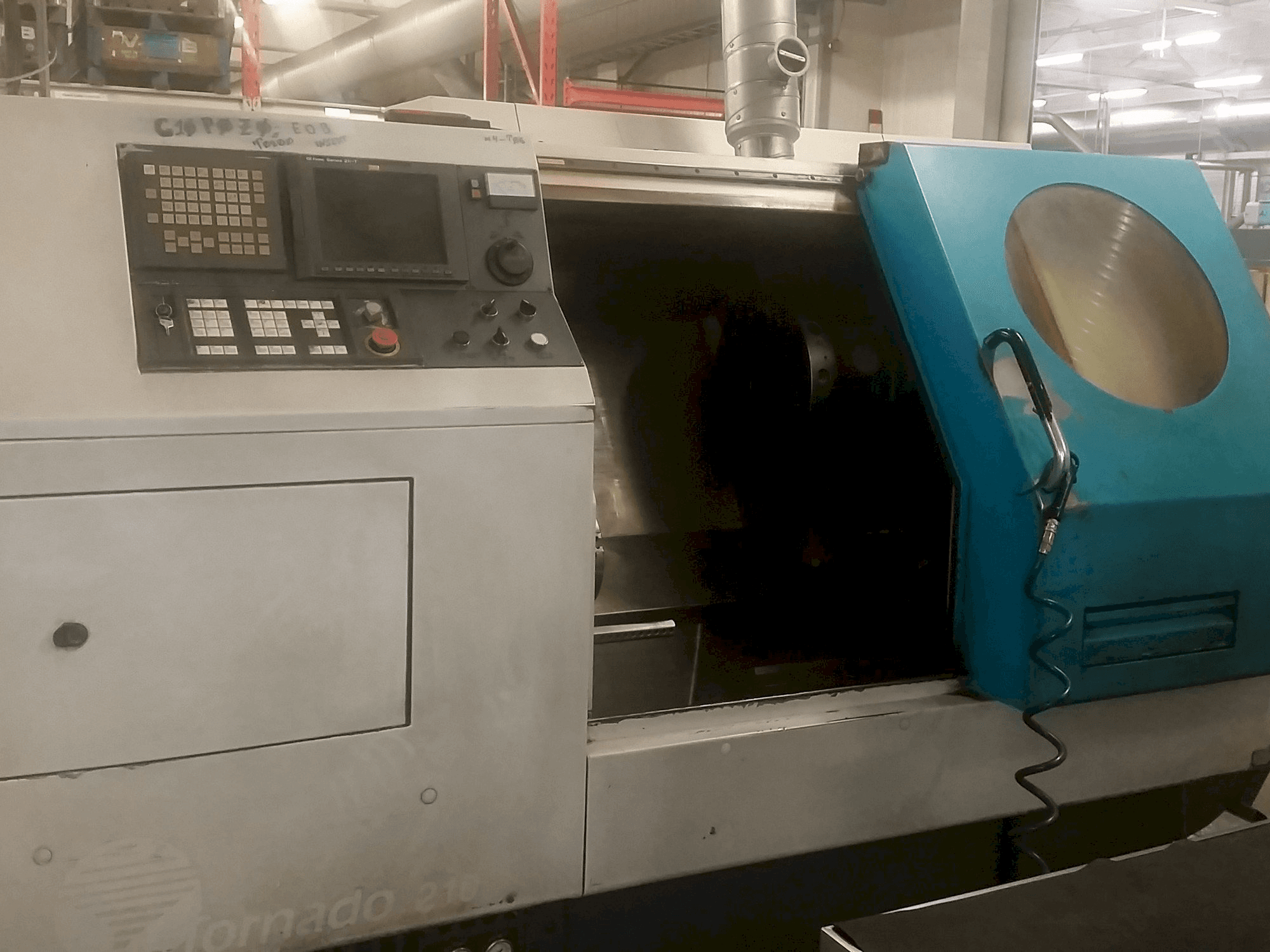 600 Lathes Tornado 210 Mašinos vaizdas iš priekio