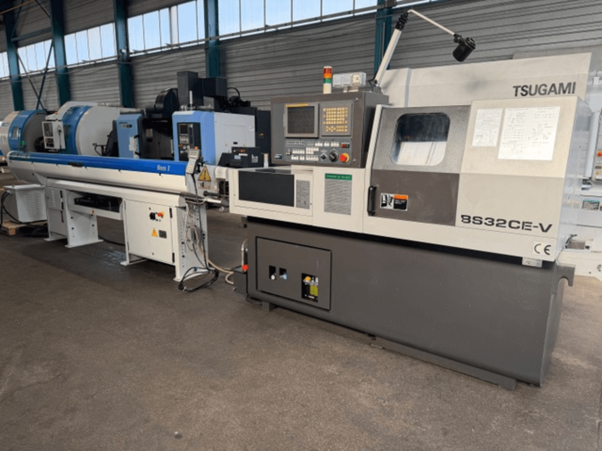 TSUGAMI BS32CE-V šveicariško tipo tekinimo staklės iš priekio, su valdymo skydeliu ir pritvirtintu sukliu.