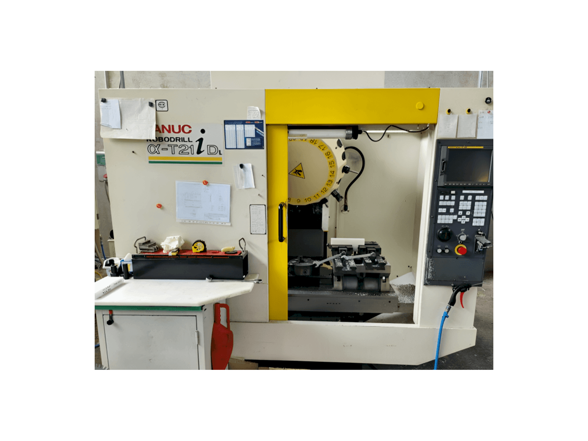 FANUC Robodrill Alpha T21iD Mašinos vaizdas iš priekio
