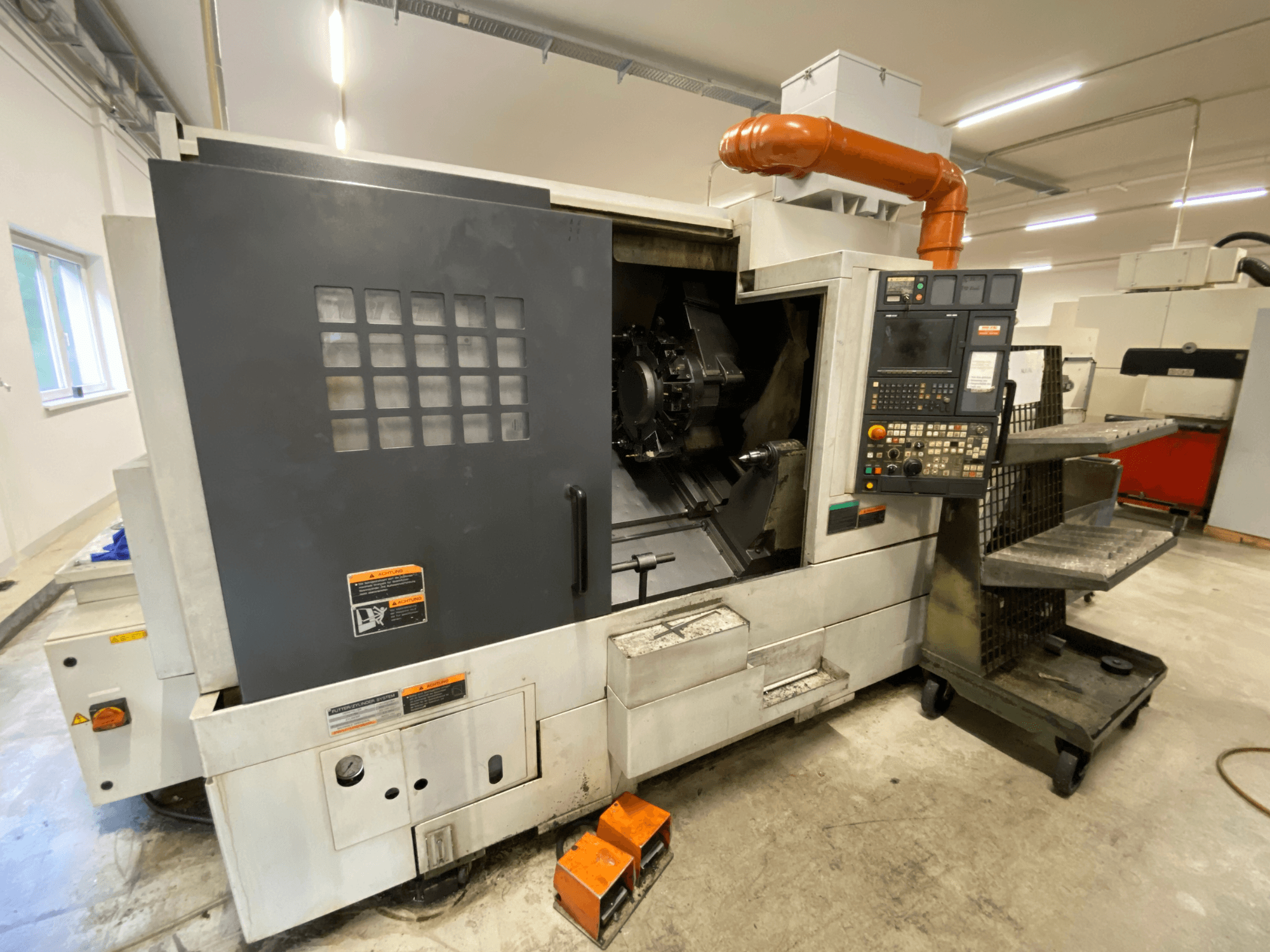DMG Mori Seiki NL2500Y/700 tekinimo-frezavimo centras, vaizdas iš priekio, kuriame matomi valdymo skydas ir staklių gaubto detalės.
