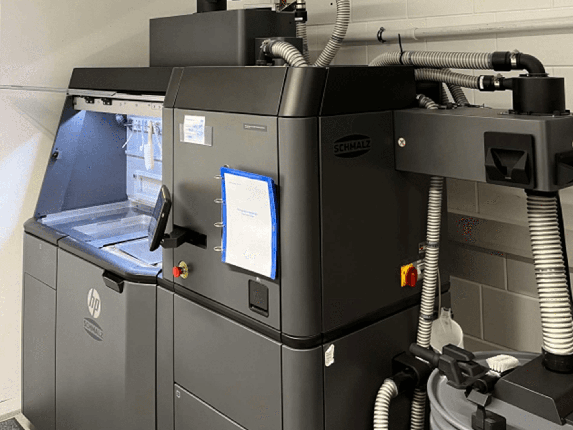 „HP Jet Fusion 3D 4200“ plastikinis 3D spausdintuvas, vaizdas iš šono, kuriame matomas valdymo skydelis ir vidiniai komponentai.