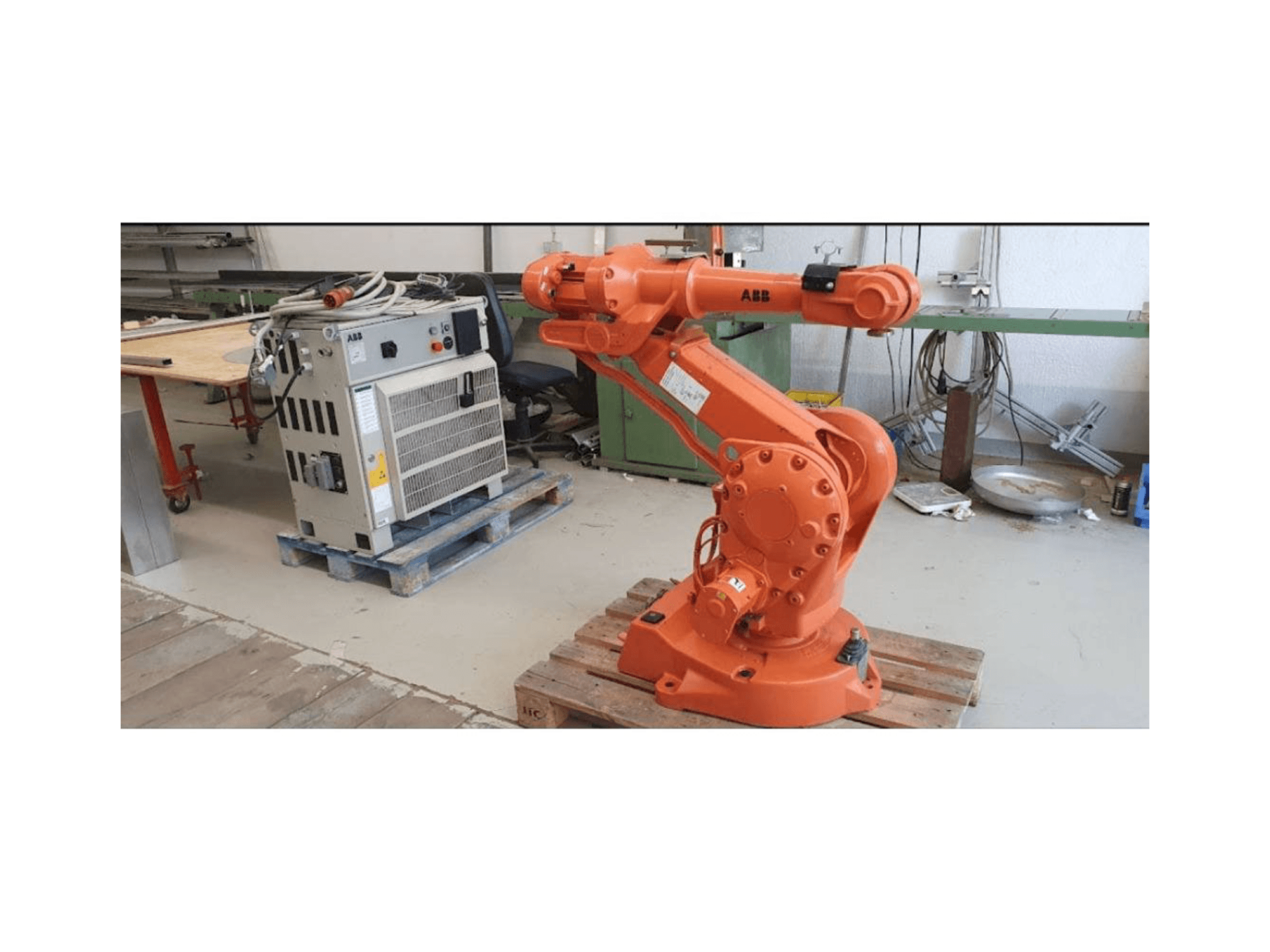 ABB IRB 2400 M2000 Mašinos vaizdas iš priekio