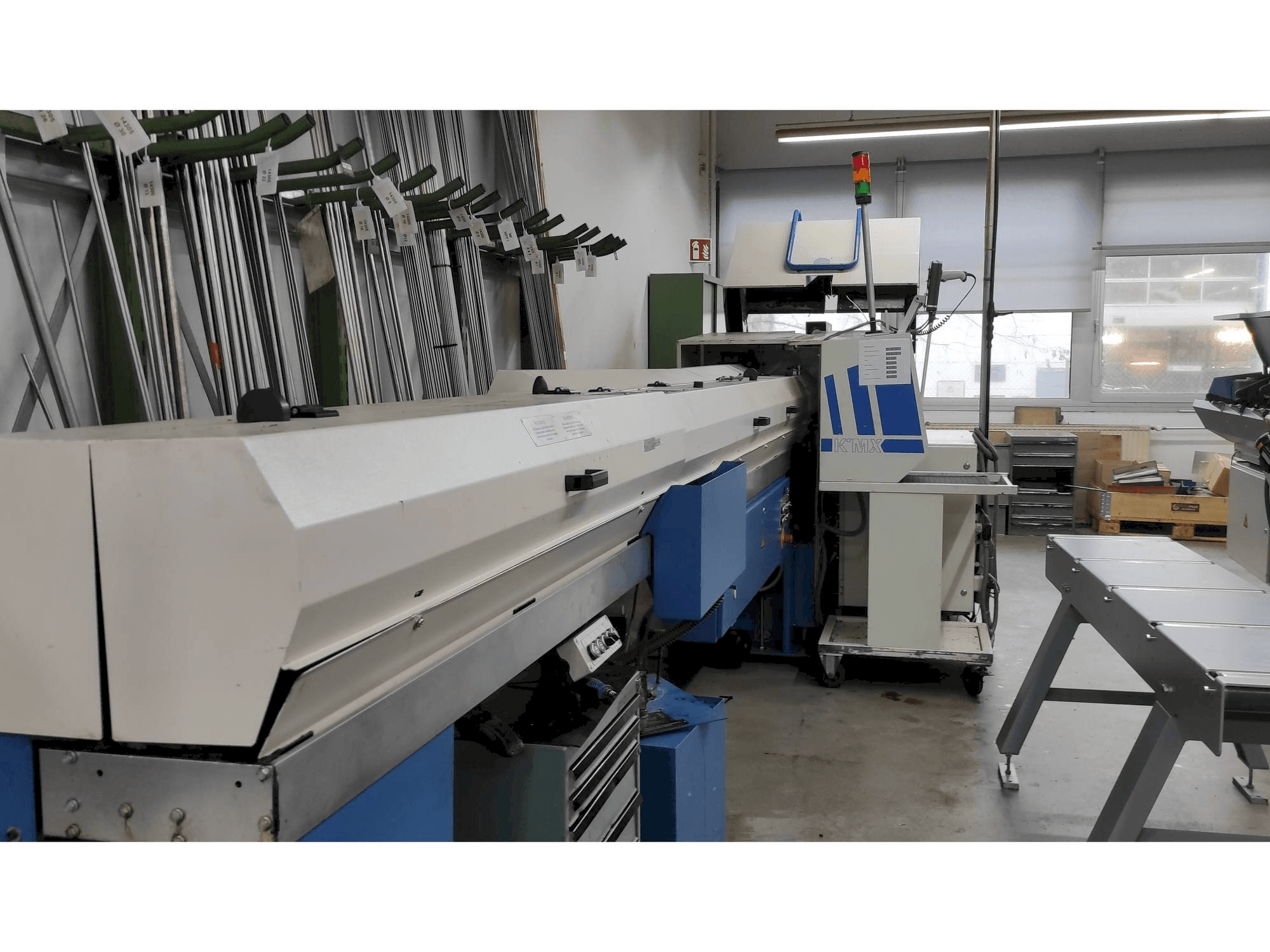 Manurhin KMX 226 with FMB bar loader Mašinos kairės pusės vaizdas