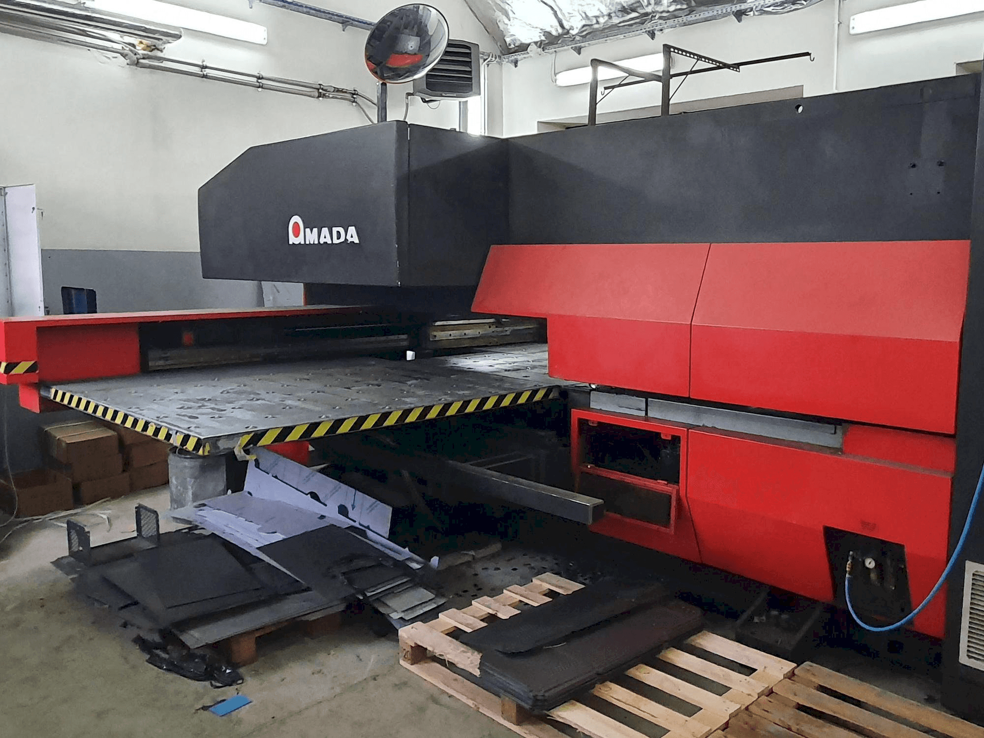 AMADA EUROPA 258 Mašinos vaizdas iš priekio