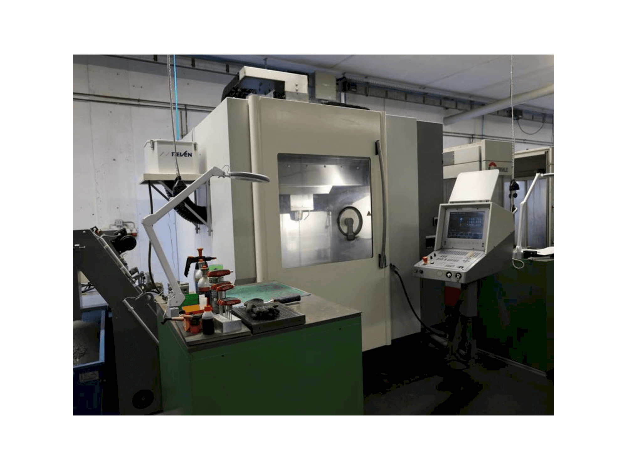 DMG DMC65V Mašinos vaizdas iš priekio