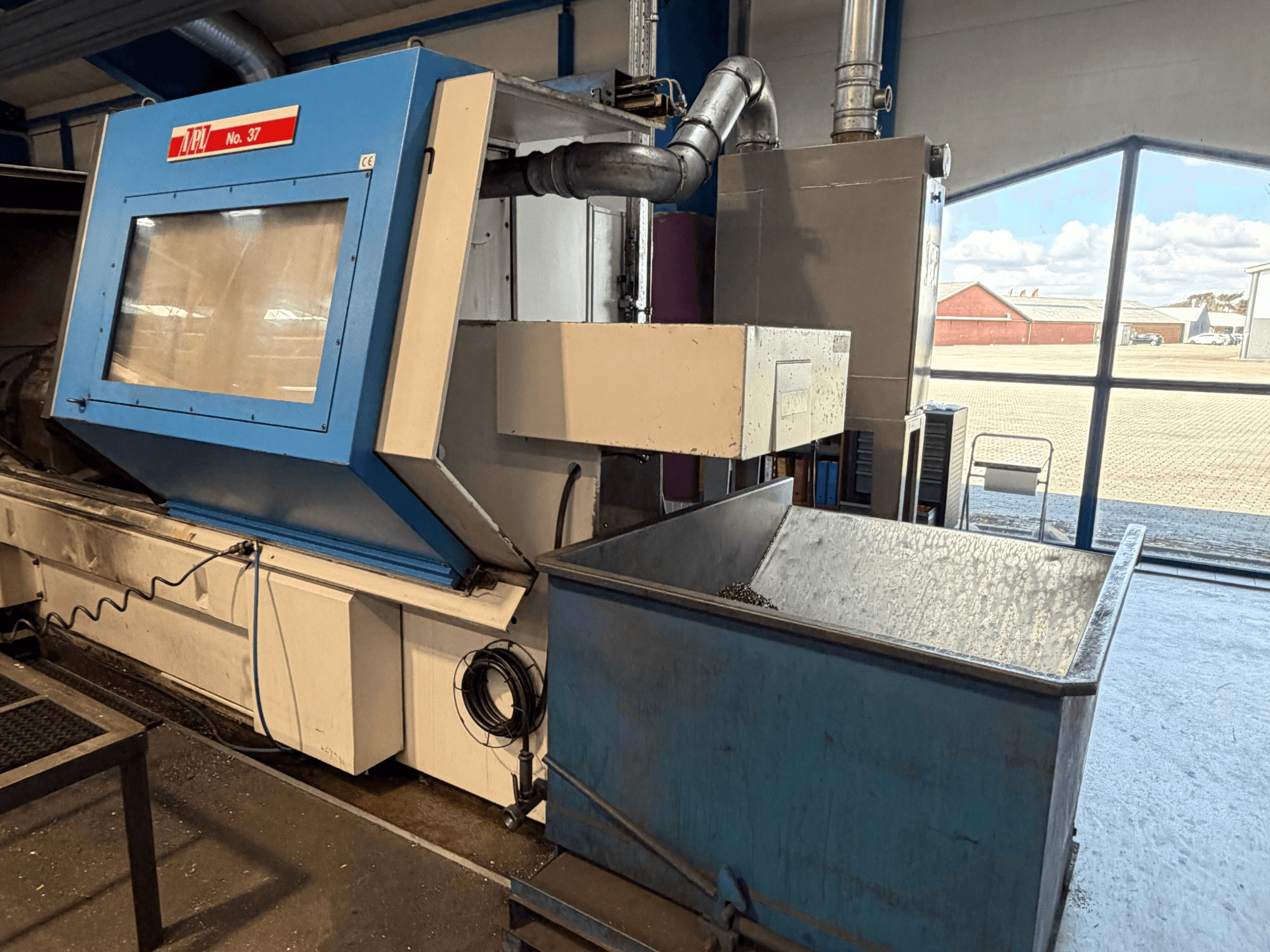 Horizontalios tekinimo staklės BOEHRINGER VDF 315 CM, vaizdas iš priekio, mėlyna plokštė ir atliekų surinkimo dėžė.