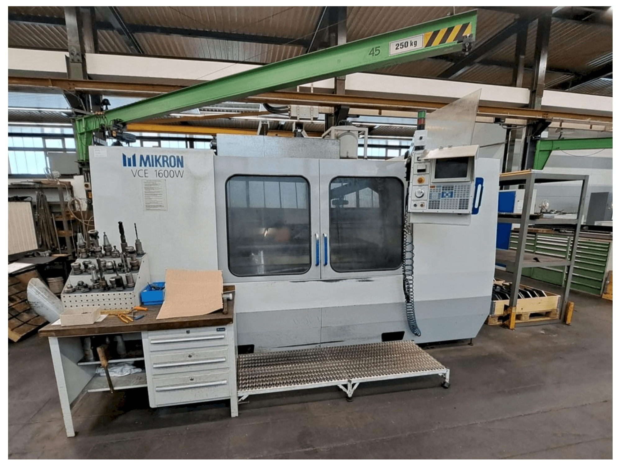 HAAS MIKRON VCE 1600W Mašinos vaizdas iš priekio