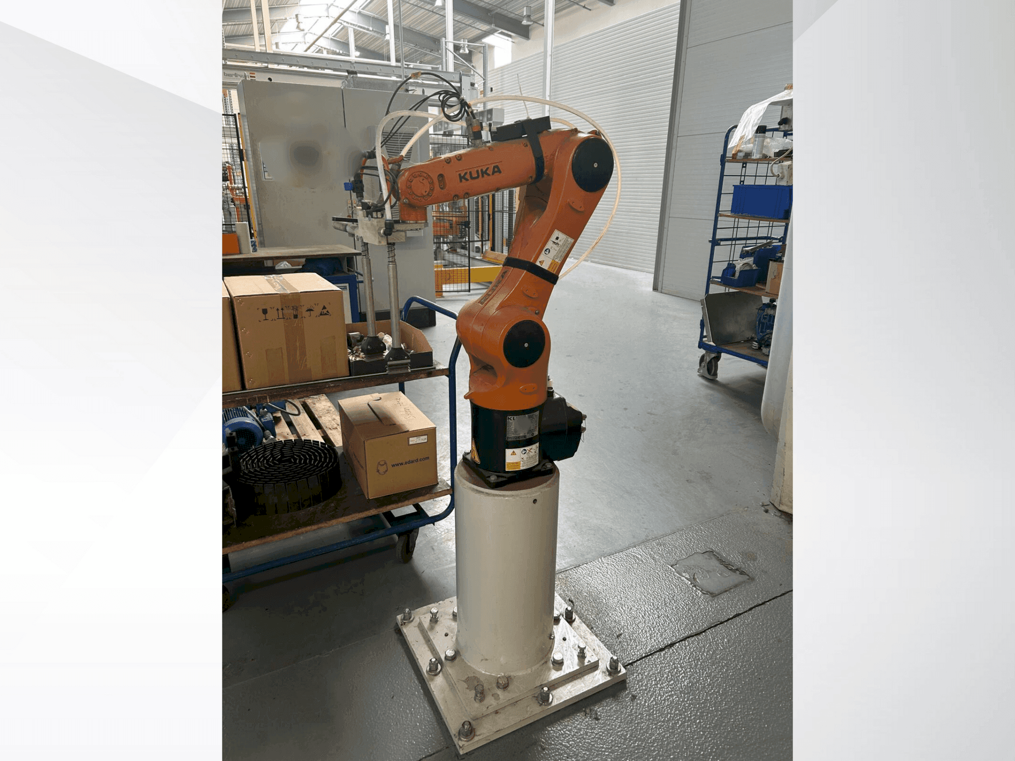 KUKA KR 6 R900 fivve Mašinos vaizdas iš priekio